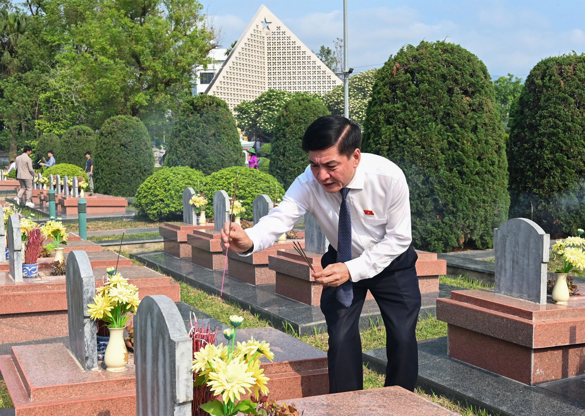 Thủ tướng d&acirc;ng hương tưởng niệm c&aacute;c anh h&ugrave;ng, liệt sĩ tại Điện Bi&ecirc;n Phủ- Ảnh 9.