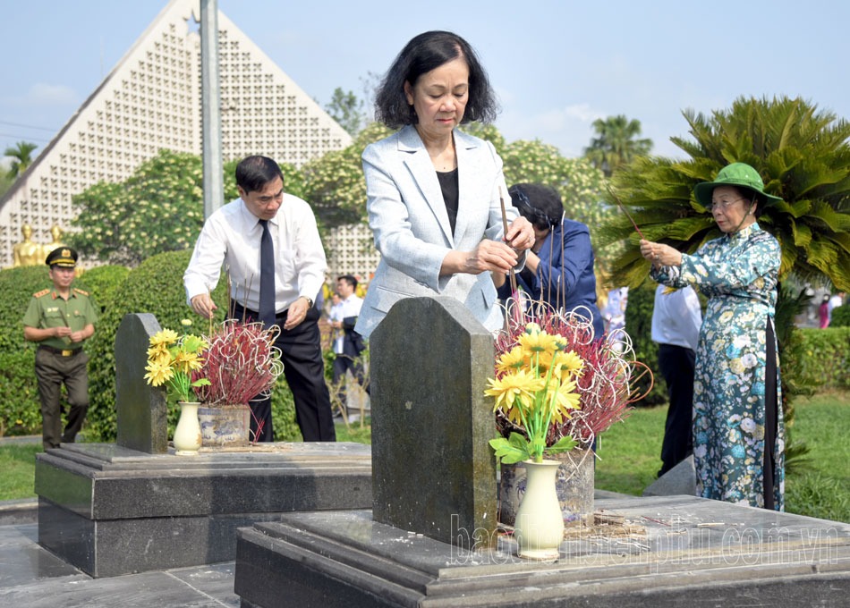 Thủ tướng d&acirc;ng hương tưởng niệm c&aacute;c anh h&ugrave;ng, liệt sĩ tại Điện Bi&ecirc;n Phủ- Ảnh 8.
