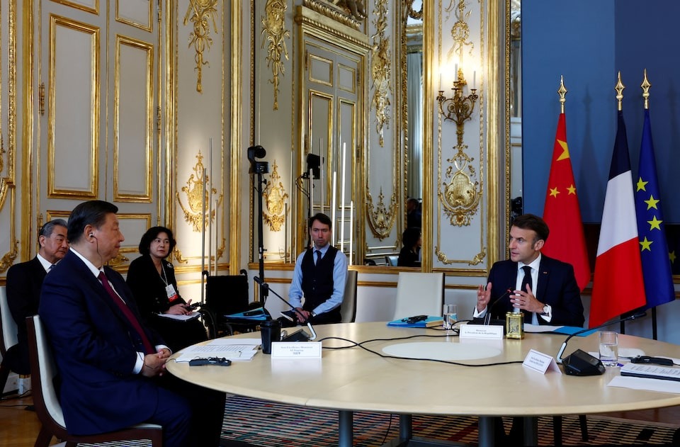 Tổng thống Ph&aacute;p Emmanuel Macron v&agrave; Chủ tịch Trung Quốc Tập Cận B&igrave;nh tại Cung điện Elysee h&ocirc;m 6-5. Ảnh: Reuters
