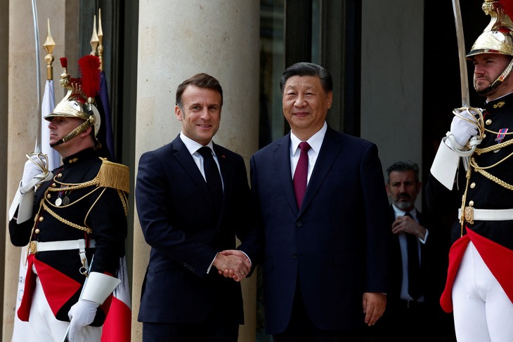 Tổng thống Ph&aacute;p Emmanuel Macron bắt tay Chủ tịch Trung Quốc Tập Cận B&igrave;nh tại Paris ng&agrave;y 6-5. Ảnh: Reuters