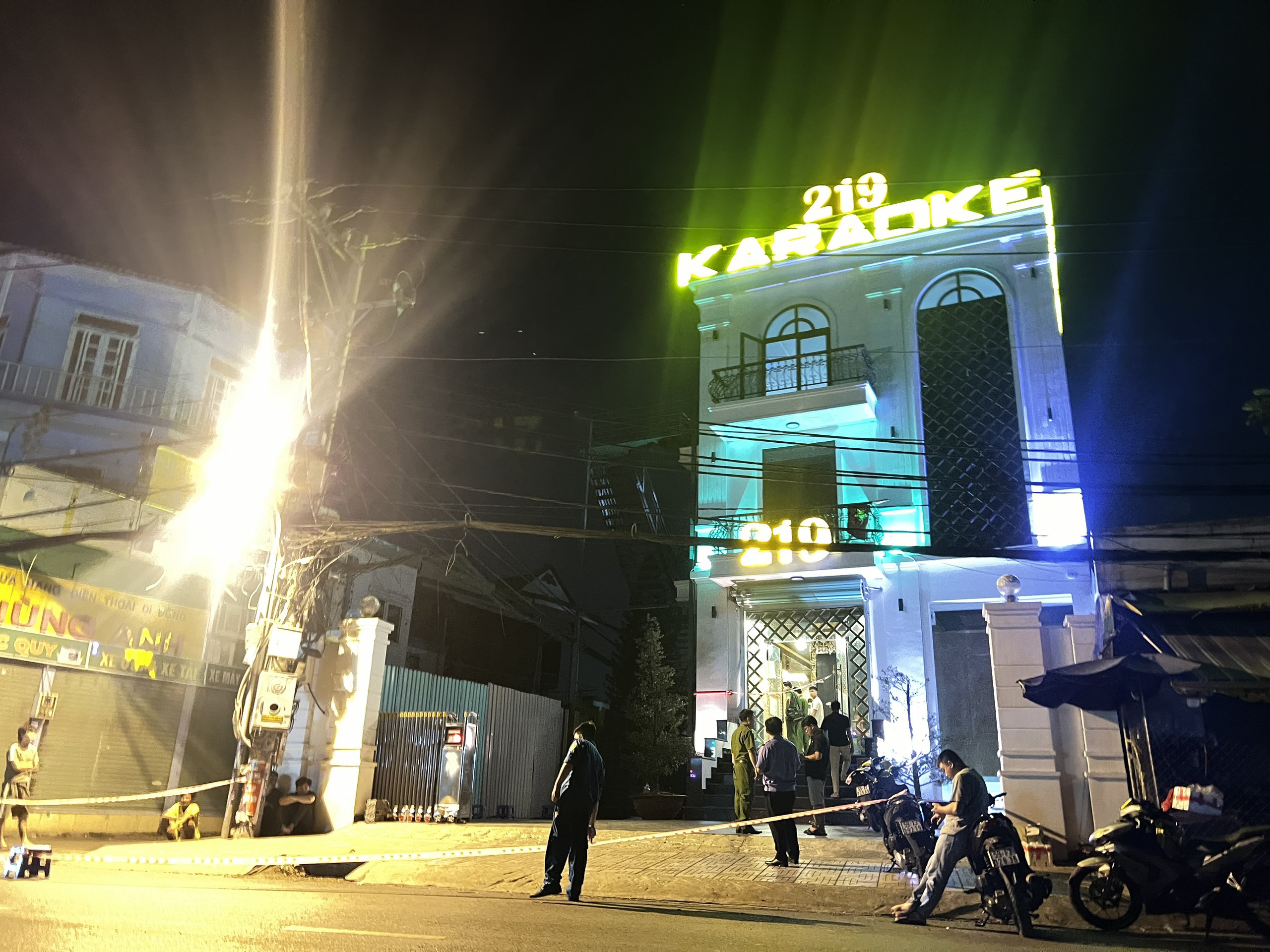 Đi theo đ&ograve;i tiền kh&aacute;ch, nam nh&acirc;n vi&ecirc;n qu&aacute;n karaoke bị đ&acirc;m tử vong- Ảnh 1.