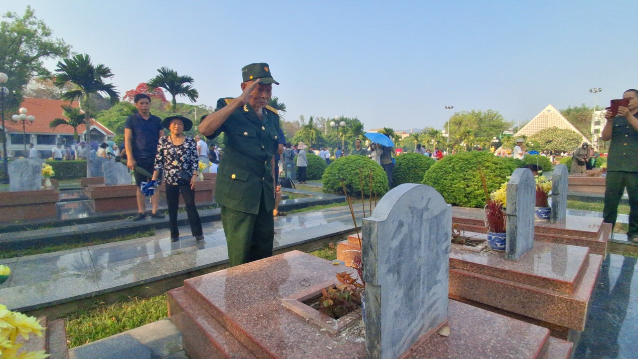 H&agrave;ng vạn du kh&aacute;ch đổ về Điện Bi&ecirc;n Phủ trước giờ đại lễ- Ảnh 22.
