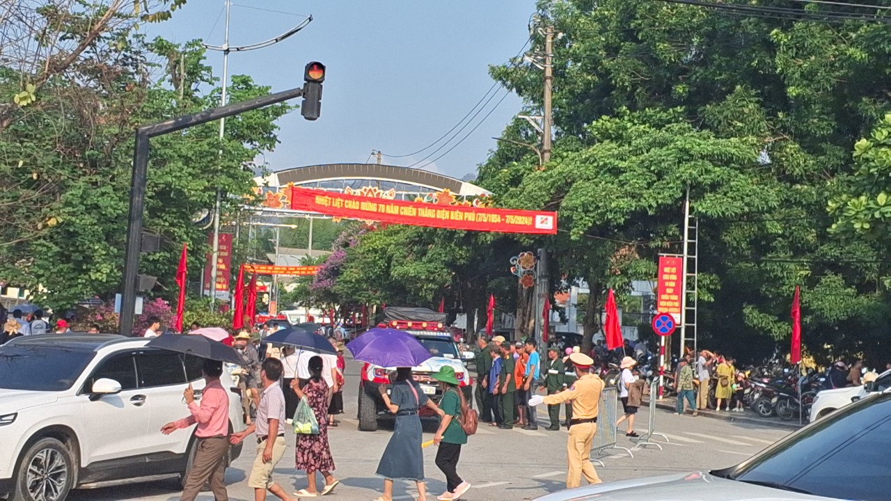 H&agrave;ng vạn du kh&aacute;ch đổ về Điện Bi&ecirc;n Phủ trước giờ đại lễ- Ảnh 5.