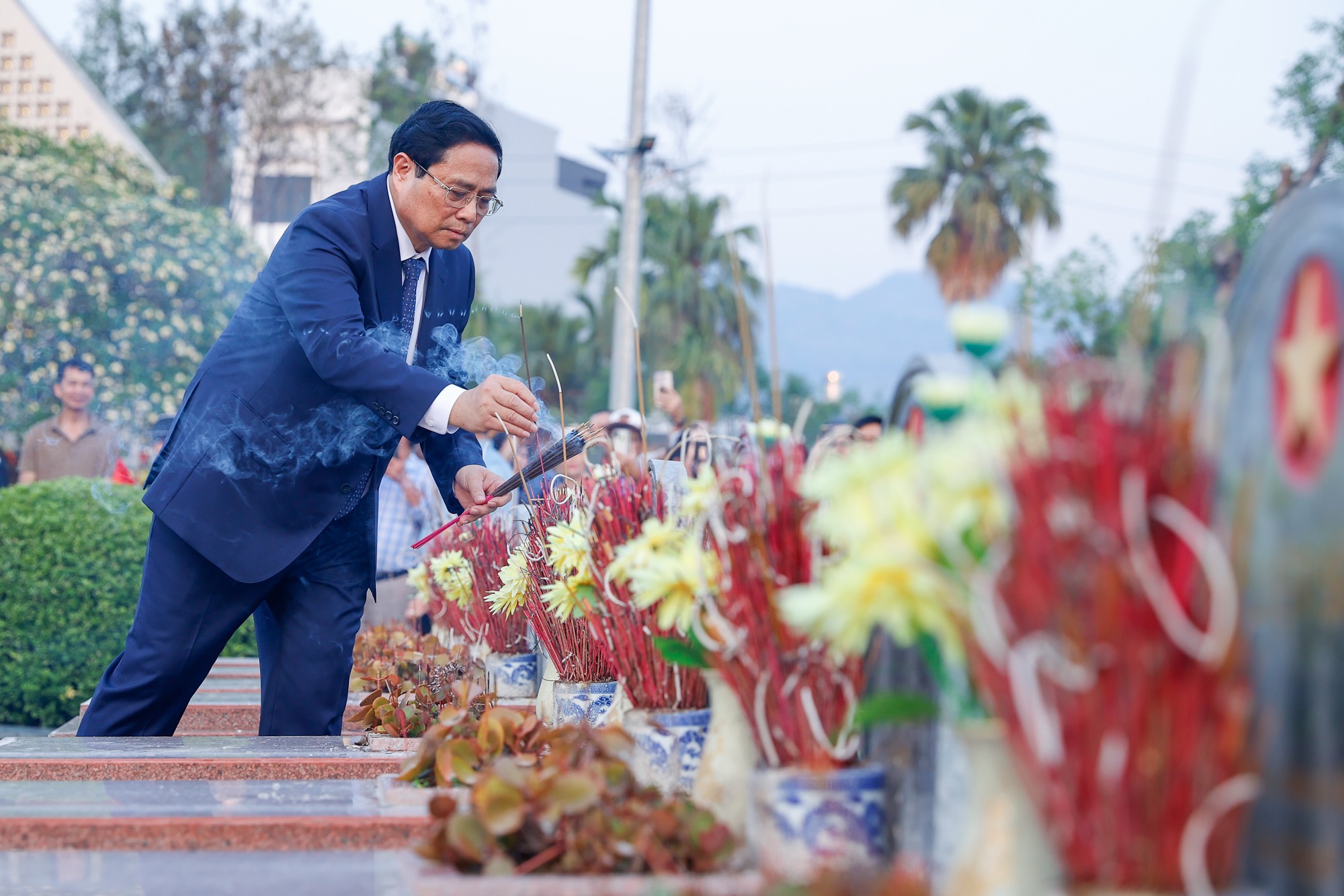Thủ tướng d&acirc;ng hương tưởng niệm c&aacute;c anh h&ugrave;ng, liệt sĩ tại Điện Bi&ecirc;n Phủ- Ảnh 3.