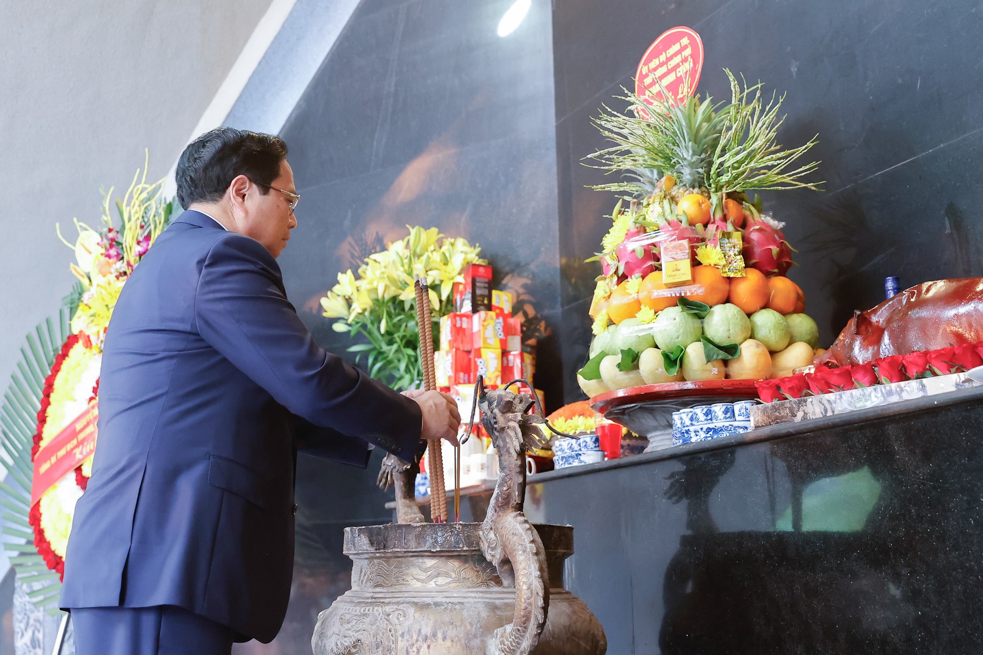 Thủ tướng dâng hương tưởng niệm các anh hùng, liệt sĩ tại Điện Biên Phủ- Ảnh 2.