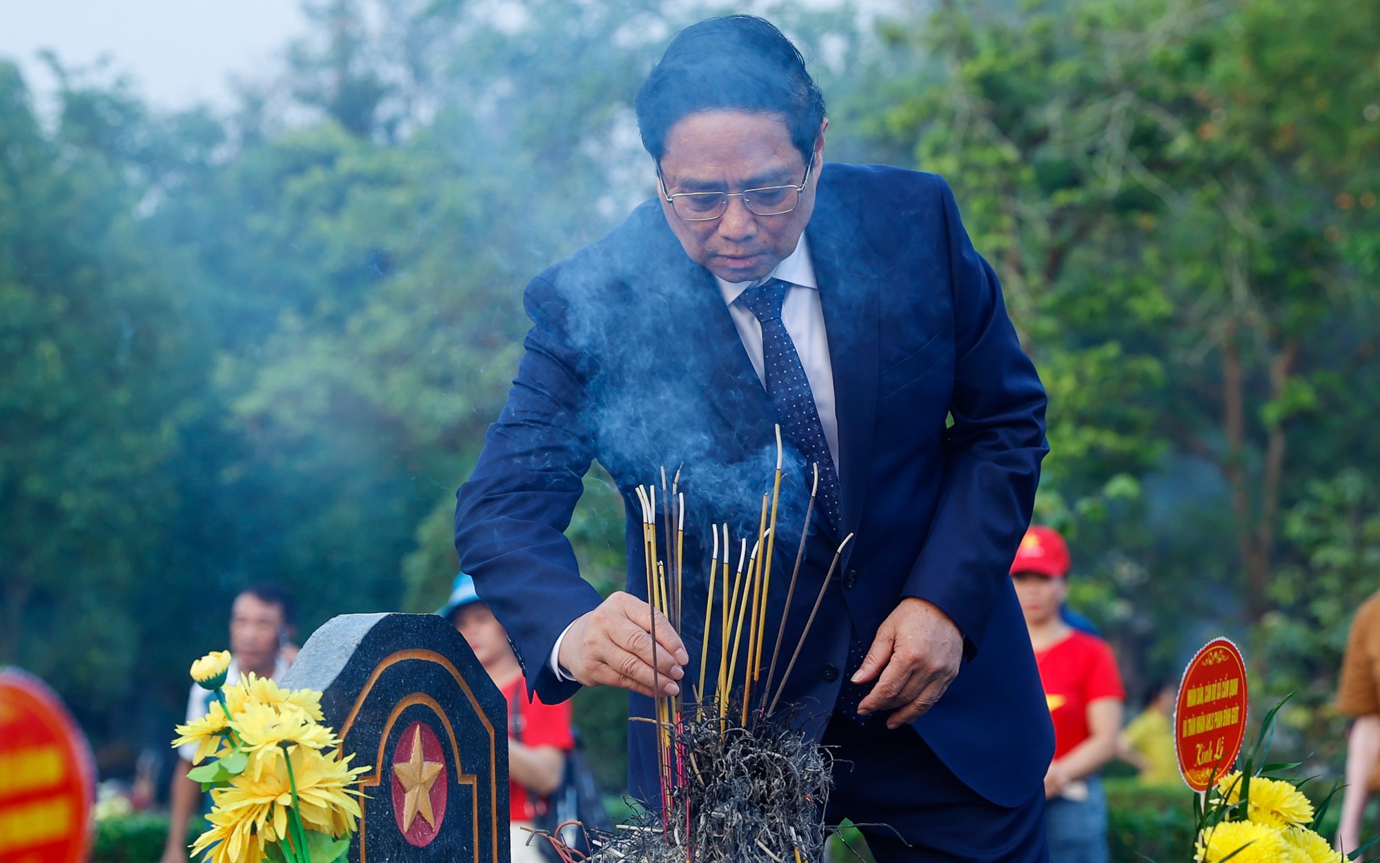 Thủ tướng dâng hương tưởng niệm các anh hùng, liệt sĩ tại Điện Biên Phủ