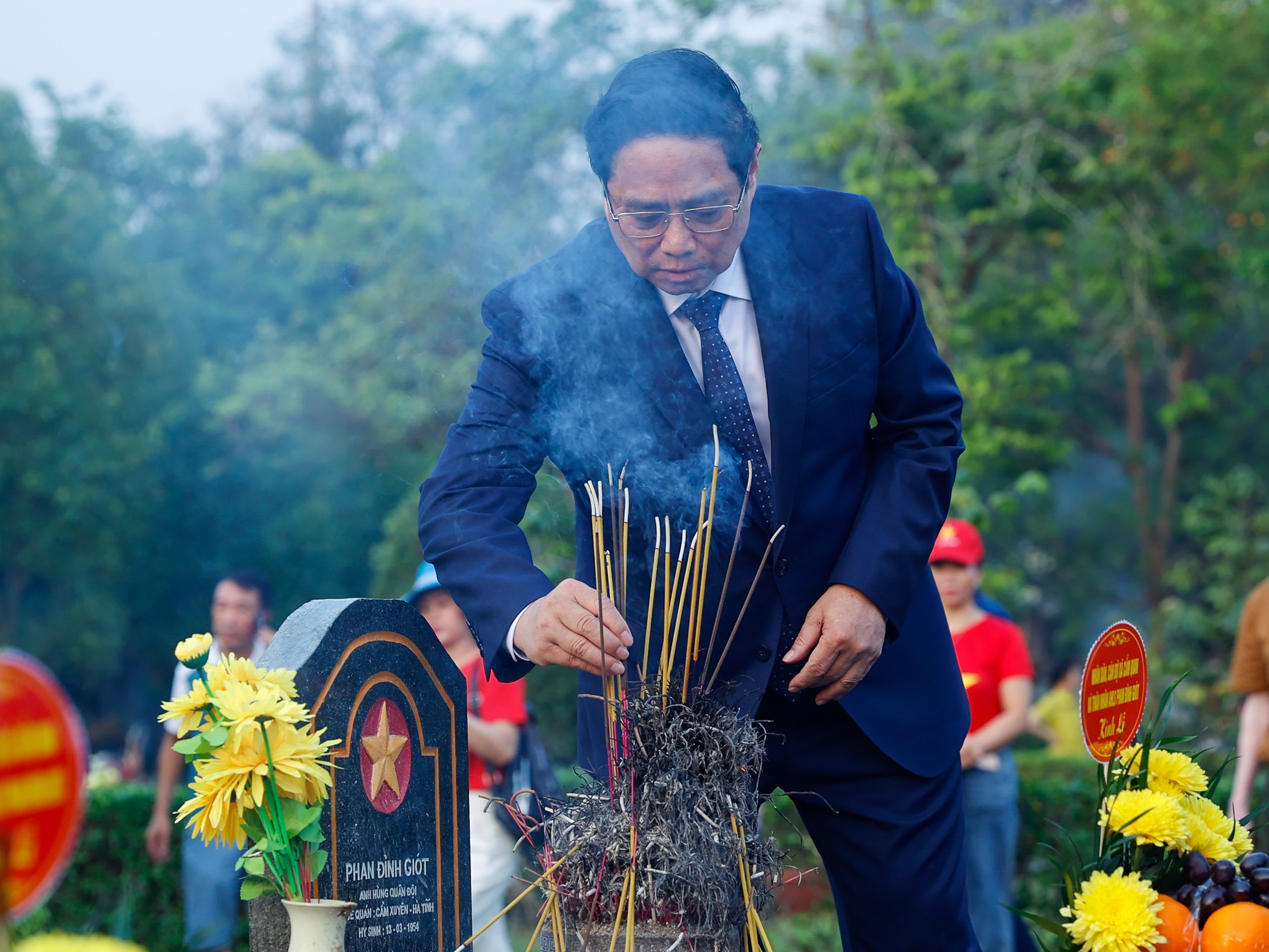 Thủ tướng d&acirc;ng hương tưởng niệm c&aacute;c anh h&ugrave;ng, liệt sĩ tại Điện Bi&ecirc;n Phủ- Ảnh 5.