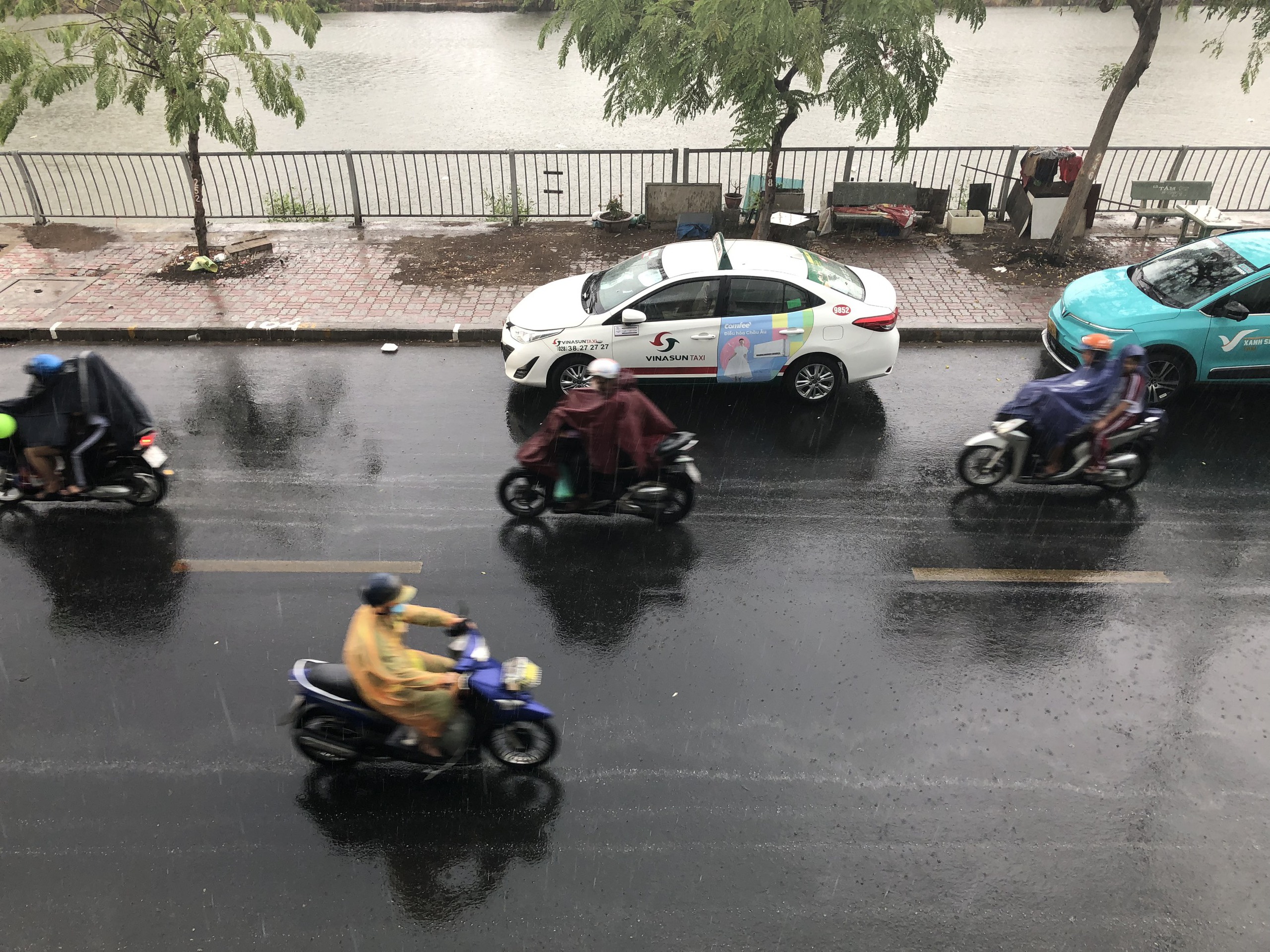 Chiều 7-5, TP HCM tiếp tục c&oacute; mưa lớn tr&ecirc;n diện rộng- Ảnh 1.