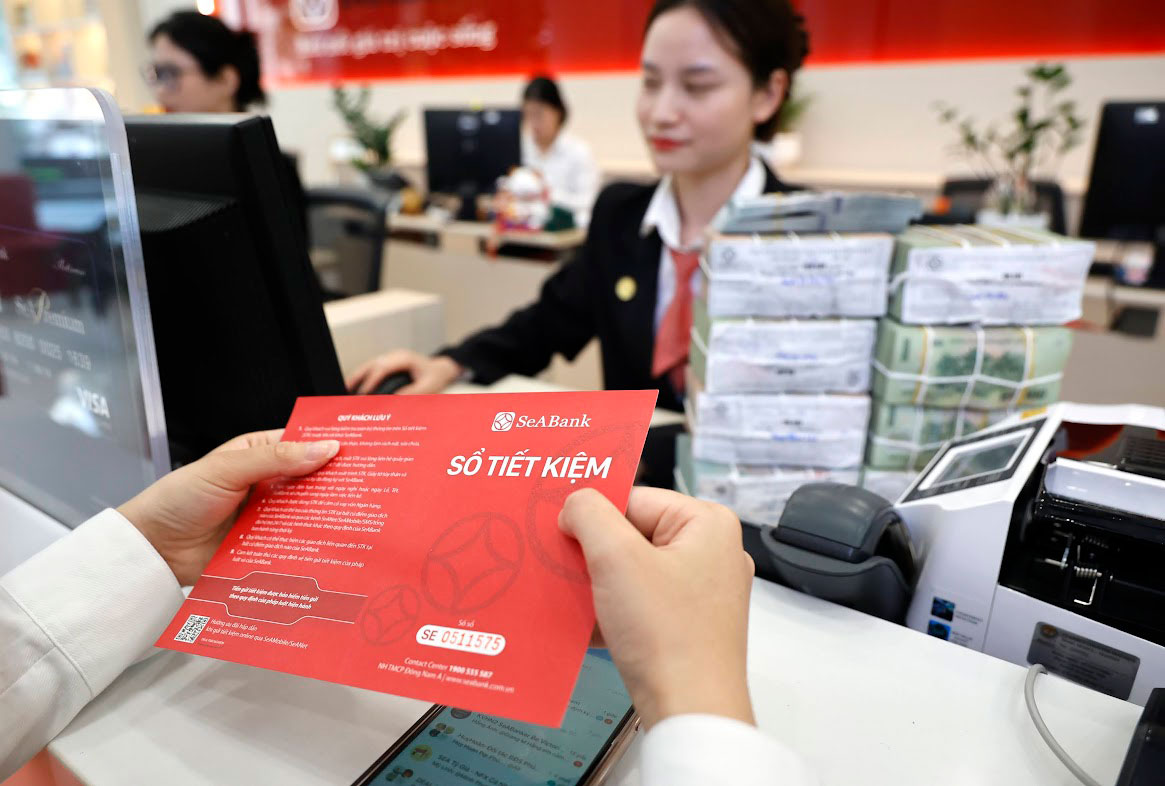 Việc tăng l&atilde;i suất đầu v&agrave;o để duy tr&igrave; độ hấp dẫn của k&ecirc;nh gửi tiết kiệm l&agrave; hợp l&yacute; trong bối cảnh hiện nay Ảnh: LAM GIANG
