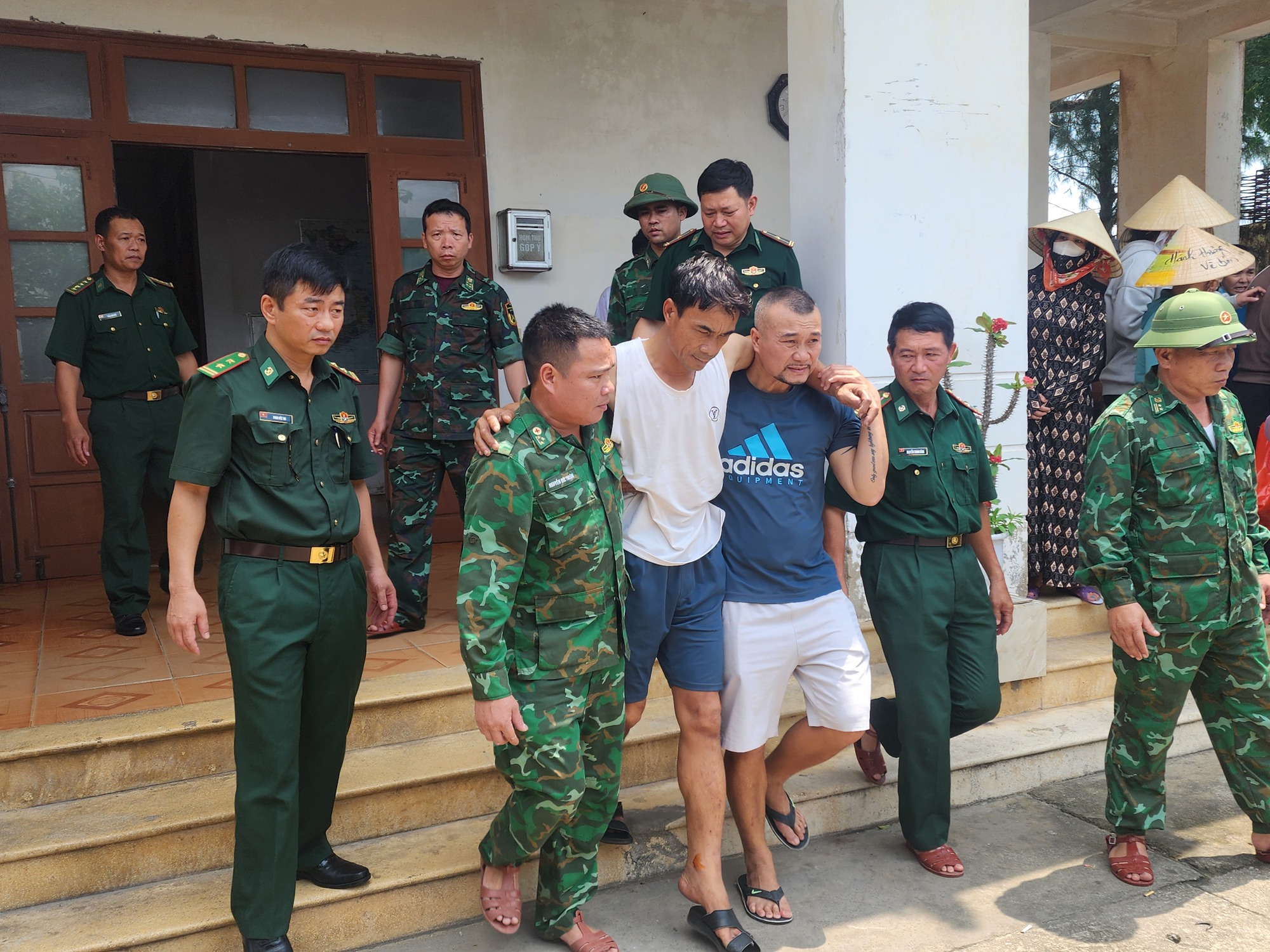 Thời khắc kinh ho&agrave;ng của nh&oacute;m ngư d&acirc;n đối mặt với 