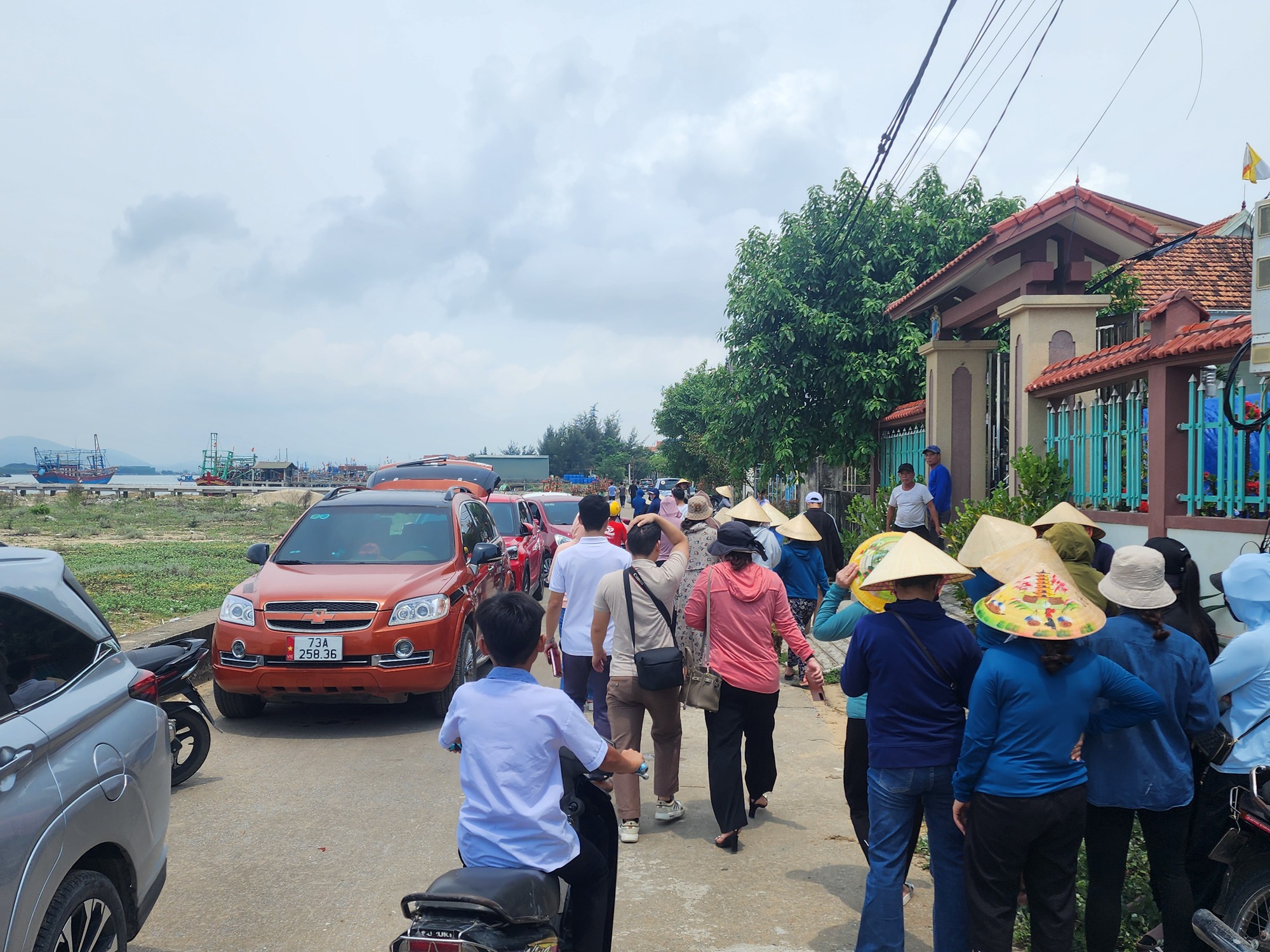 Thời khắc kinh ho&agrave;ng của nh&oacute;m ngư d&acirc;n đối mặt với 