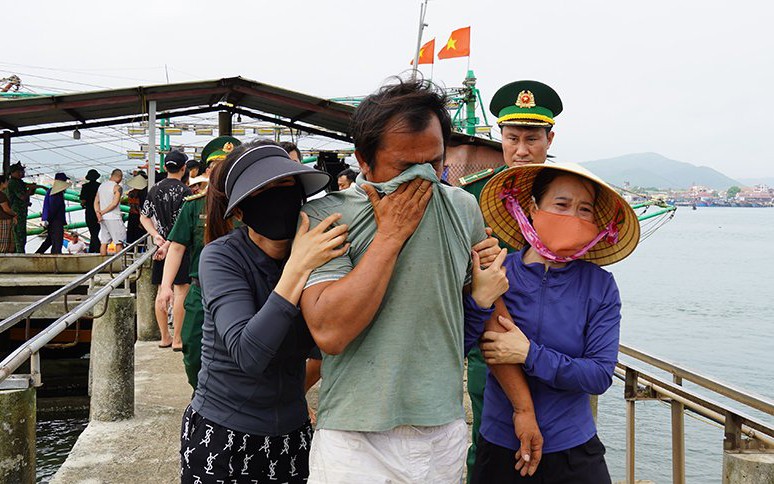 Thời khắc kinh hoàng của nhóm ngư dân Quảng Bình đối mặt với "thần chết" trên Vịnh Bắc Bộ