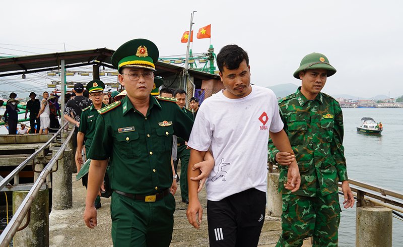 Chủ t&agrave;u kể lại gi&acirc;y ph&uacute;t đạp s&oacute;ng cứu 3 ngư d&acirc;n về từ "c&otilde;i chết"- Ảnh 3.
