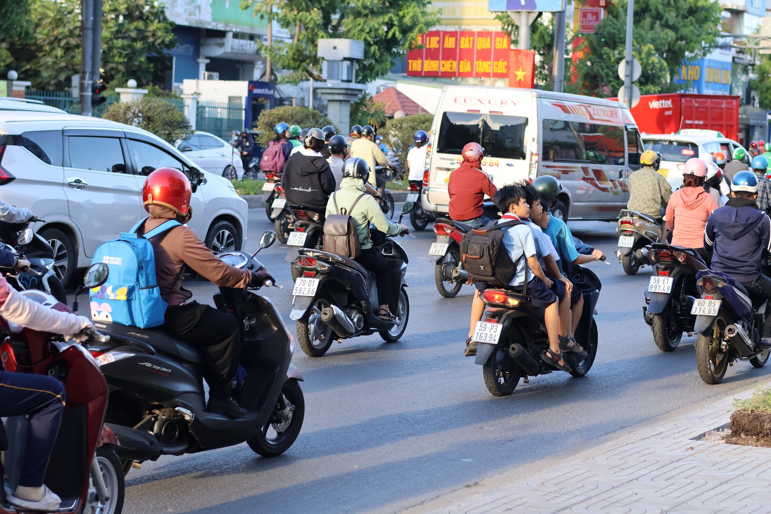 Xe máy chở 4 và không đội đủ mũ bảo hiểm ở đường Cộng Hòa, quận Tân Bình Ảnh: Ái My