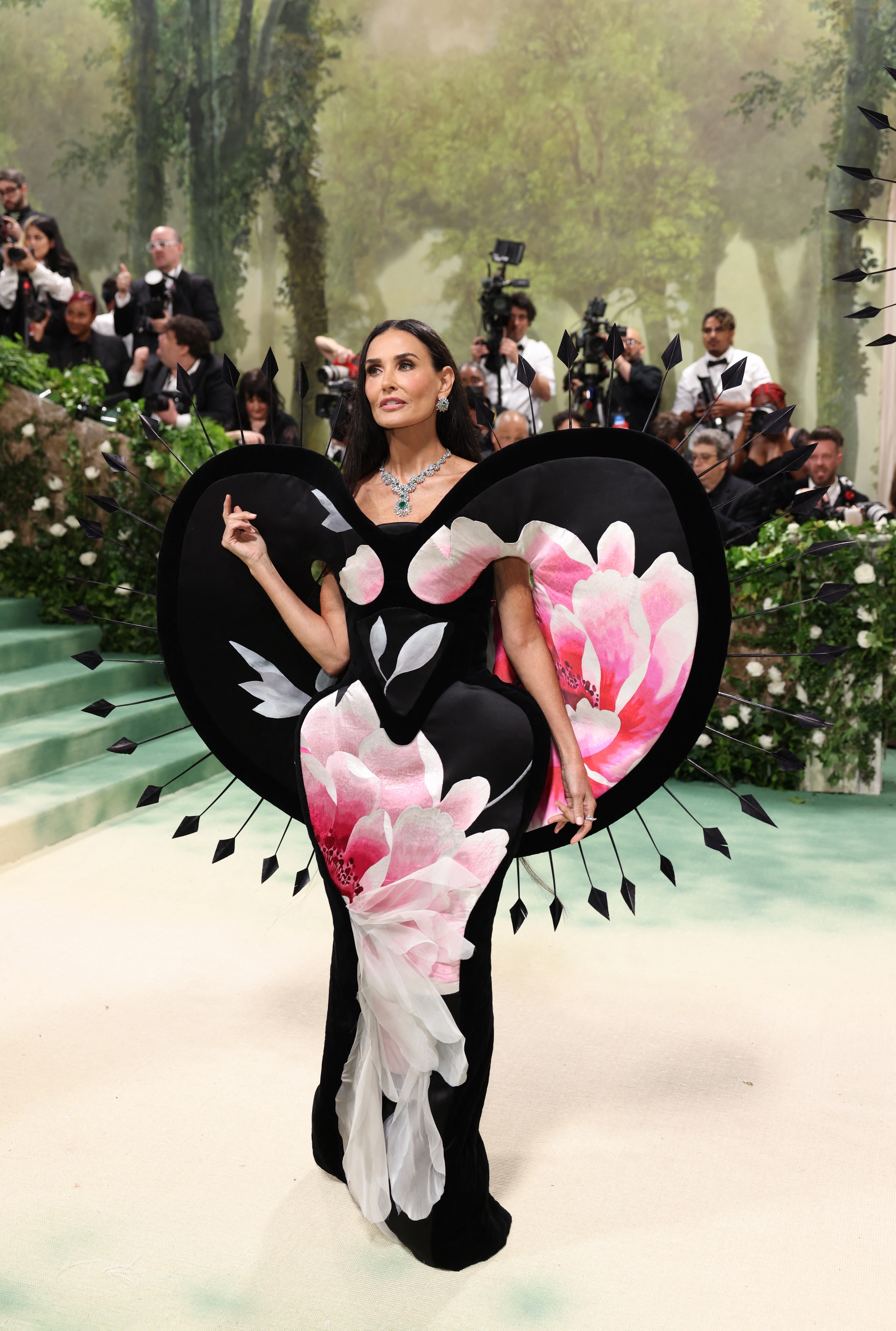 Mốt khoe eo, ch&acirc;n thon nở rộ tại Met Gala 2024- Ảnh 15.