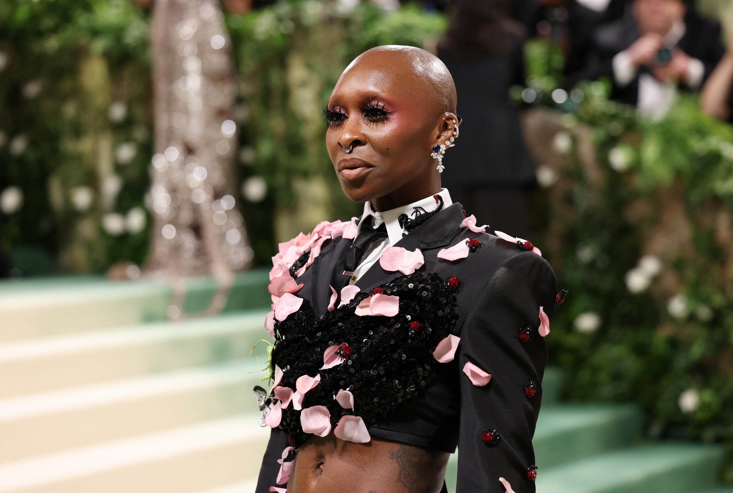 Mốt khoe eo, ch&acirc;n thon nở rộ tại Met Gala 2024- Ảnh 13.