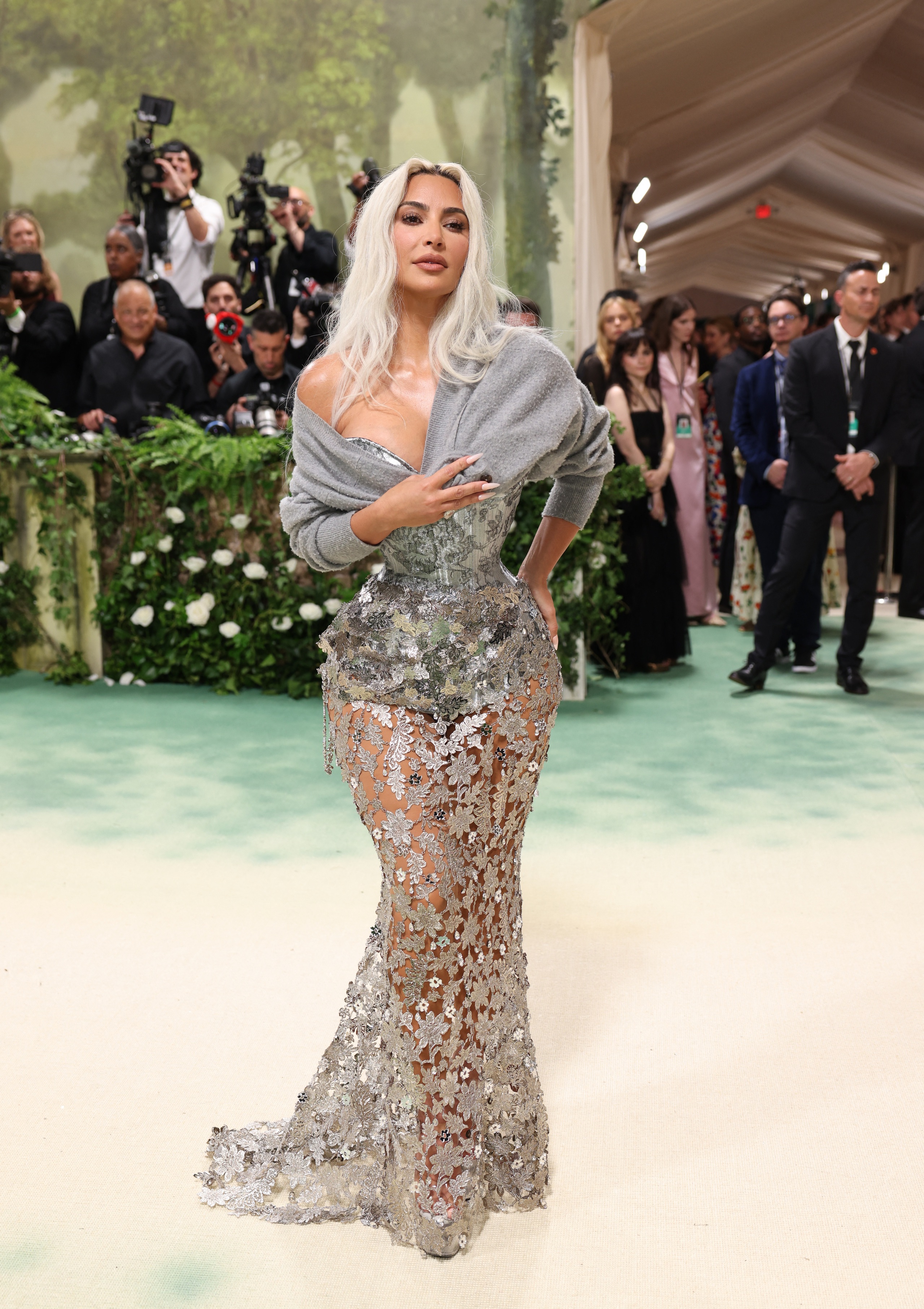 Mốt khoe eo, ch&acirc;n thon nở rộ tại Met Gala 2024- Ảnh 12.