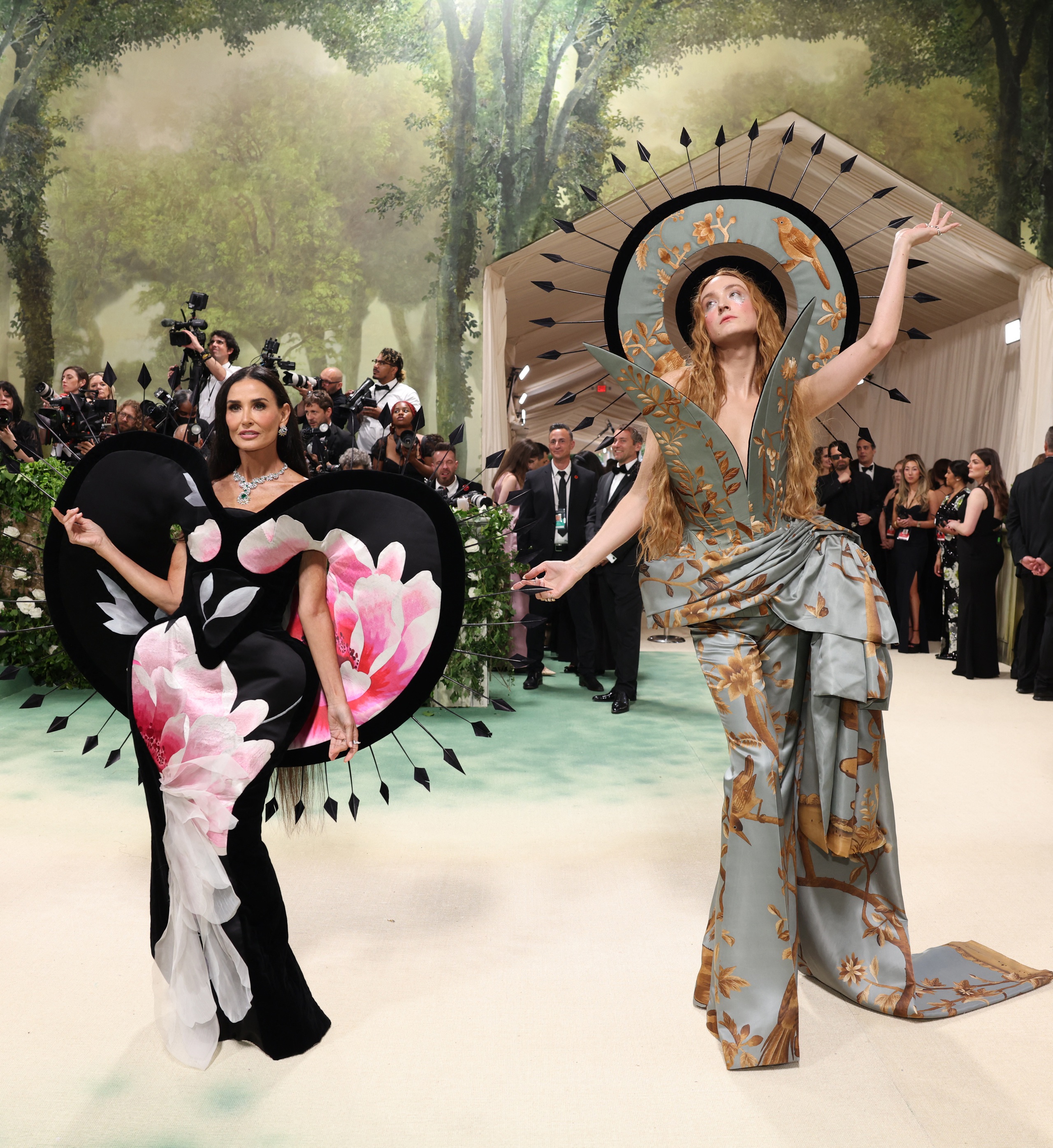 Mốt khoe eo, ch&acirc;n thon nở rộ tại Met Gala 2024- Ảnh 16.