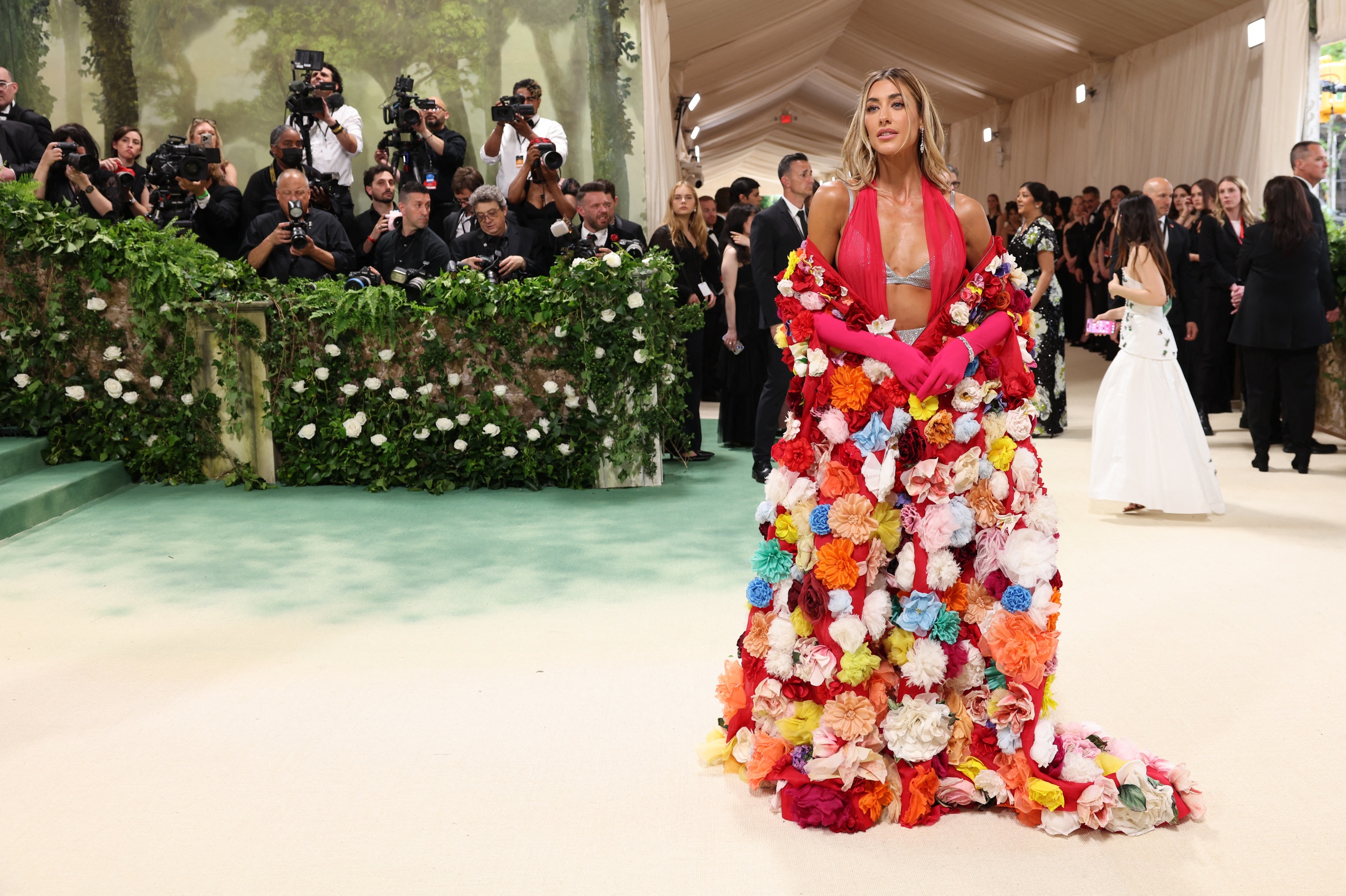 Mốt khoe eo, ch&acirc;n thon nở rộ tại Met Gala 2024- Ảnh 18.