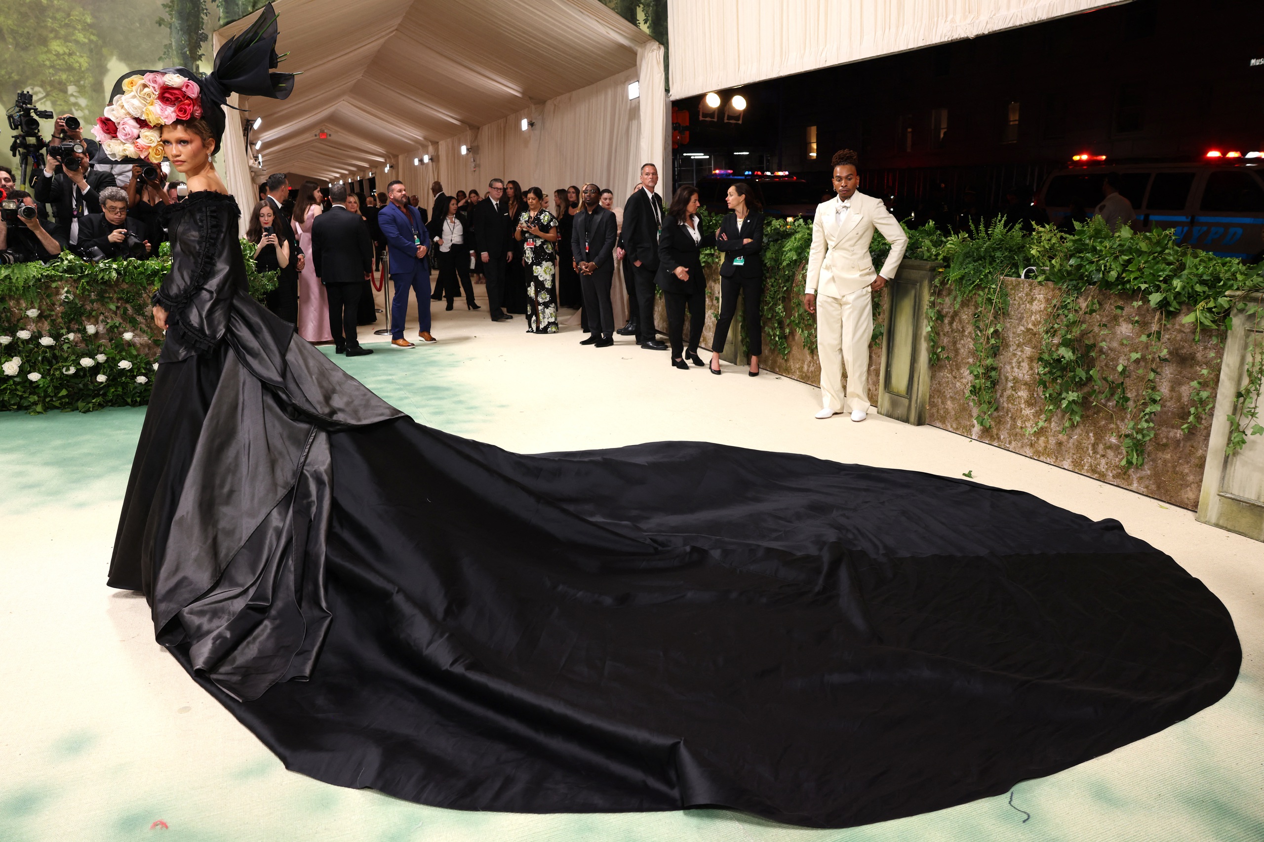 Mốt khoe eo, ch&acirc;n thon nở rộ tại Met Gala 2024- Ảnh 20.