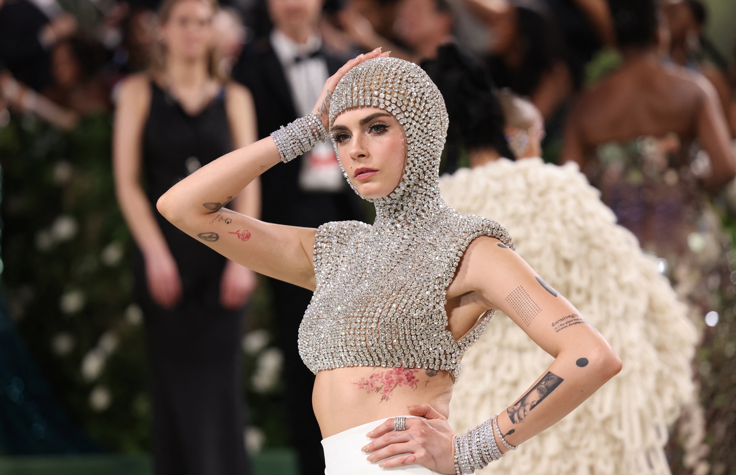 Mốt khoe eo, ch&acirc;n thon nở rộ tại Met Gala 2024- Ảnh 10.