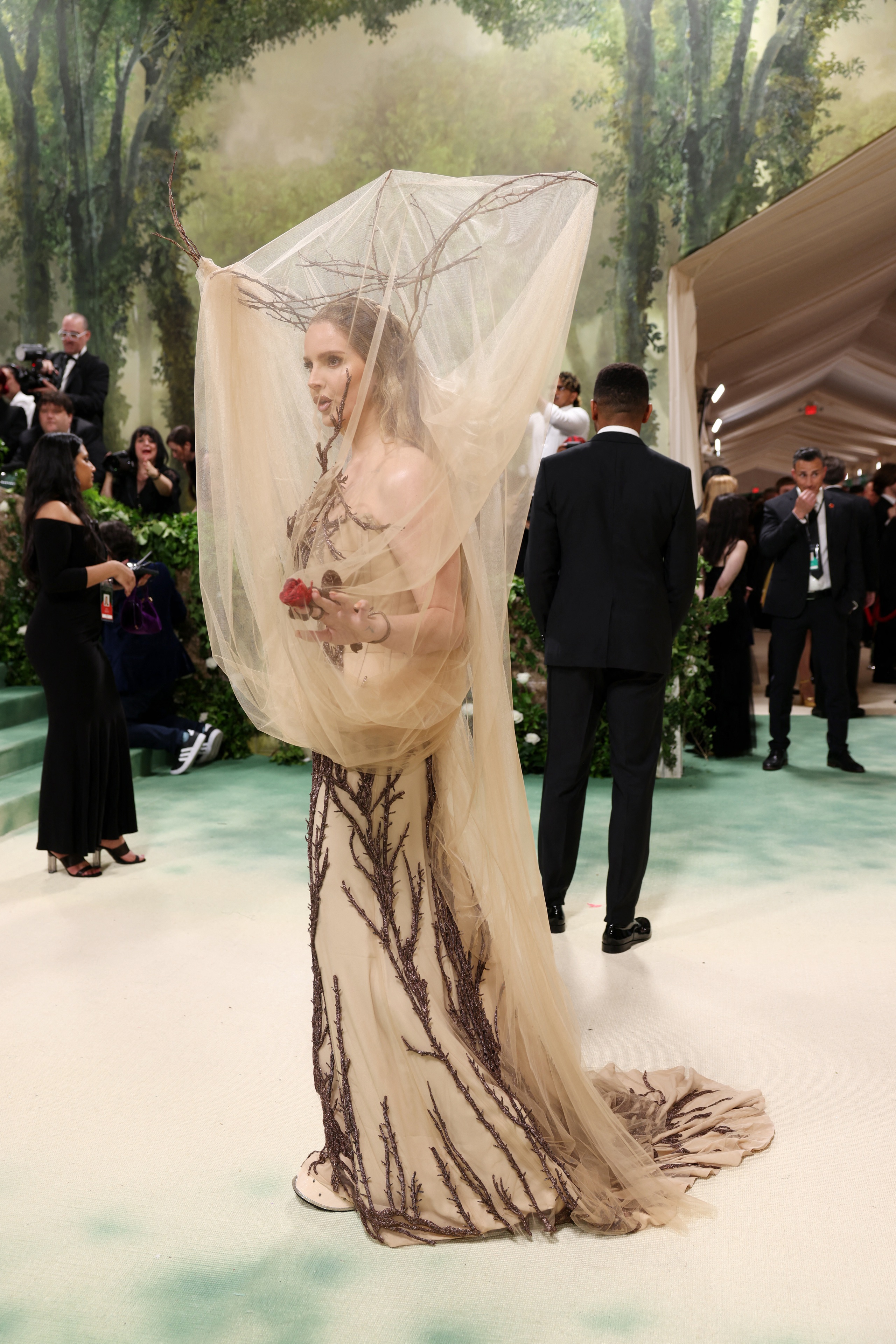 Mốt khoe eo, ch&acirc;n thon nở rộ tại Met Gala 2024- Ảnh 23.