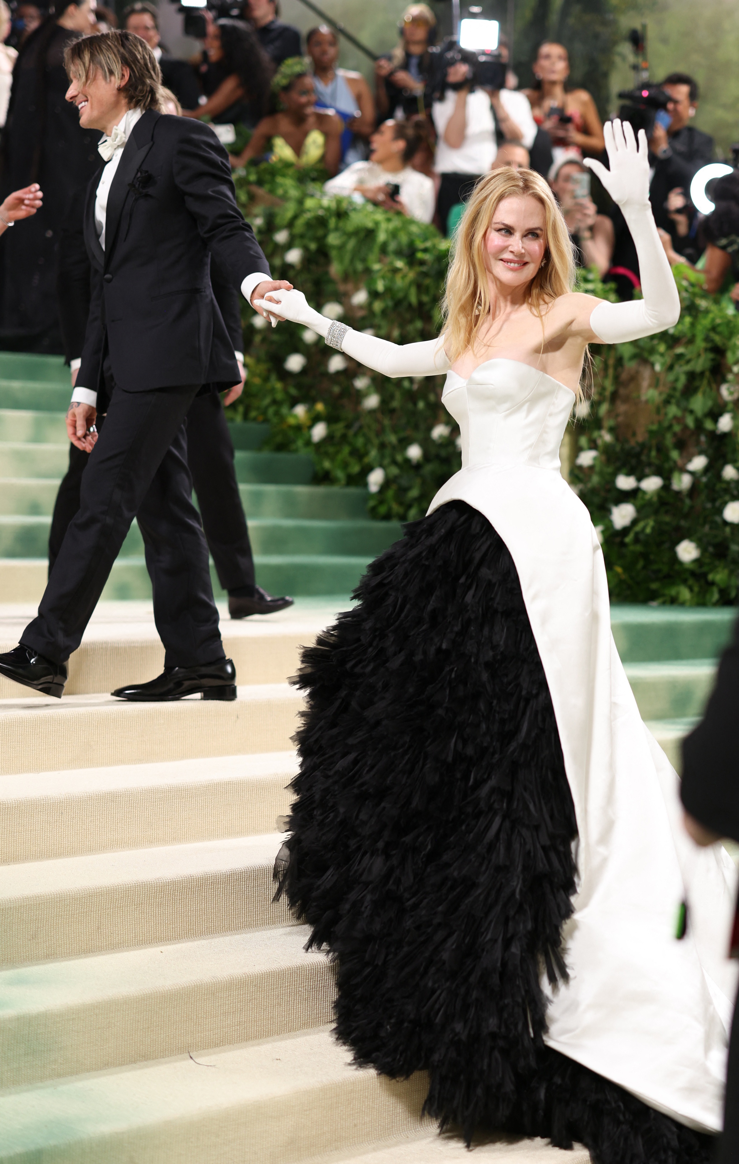Mốt khoe eo, ch&acirc;n thon nở rộ tại Met Gala 2024- Ảnh 25.