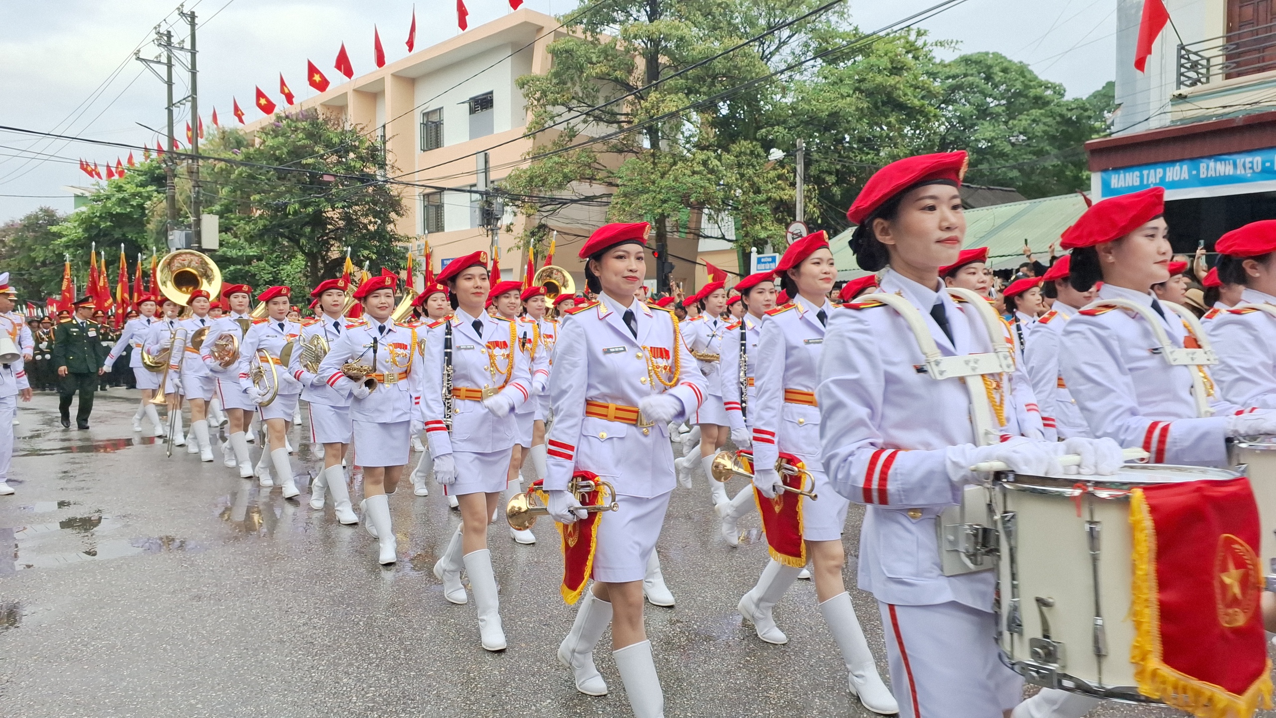 Những "b&oacute;ng hồng" trong Lễ diễu binh, diễu h&agrave;nh kỷ niệm 70 năm Chiến thắng Điện Bi&ecirc;n Phủ- Ảnh 5.