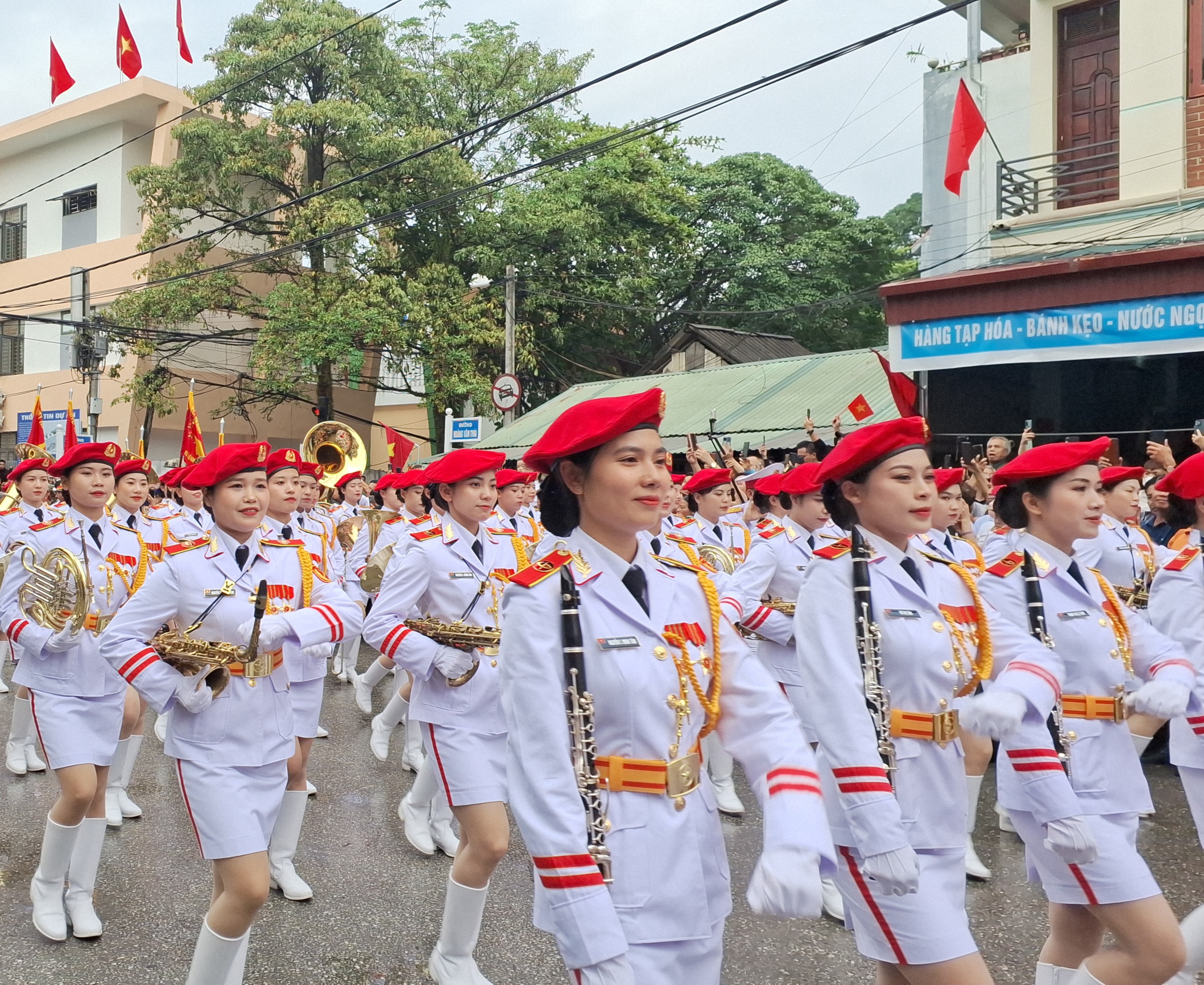 Những "b&oacute;ng hồng" trong Lễ diễu binh, diễu h&agrave;nh kỷ niệm 70 năm Chiến thắng Điện Bi&ecirc;n Phủ- Ảnh 4.