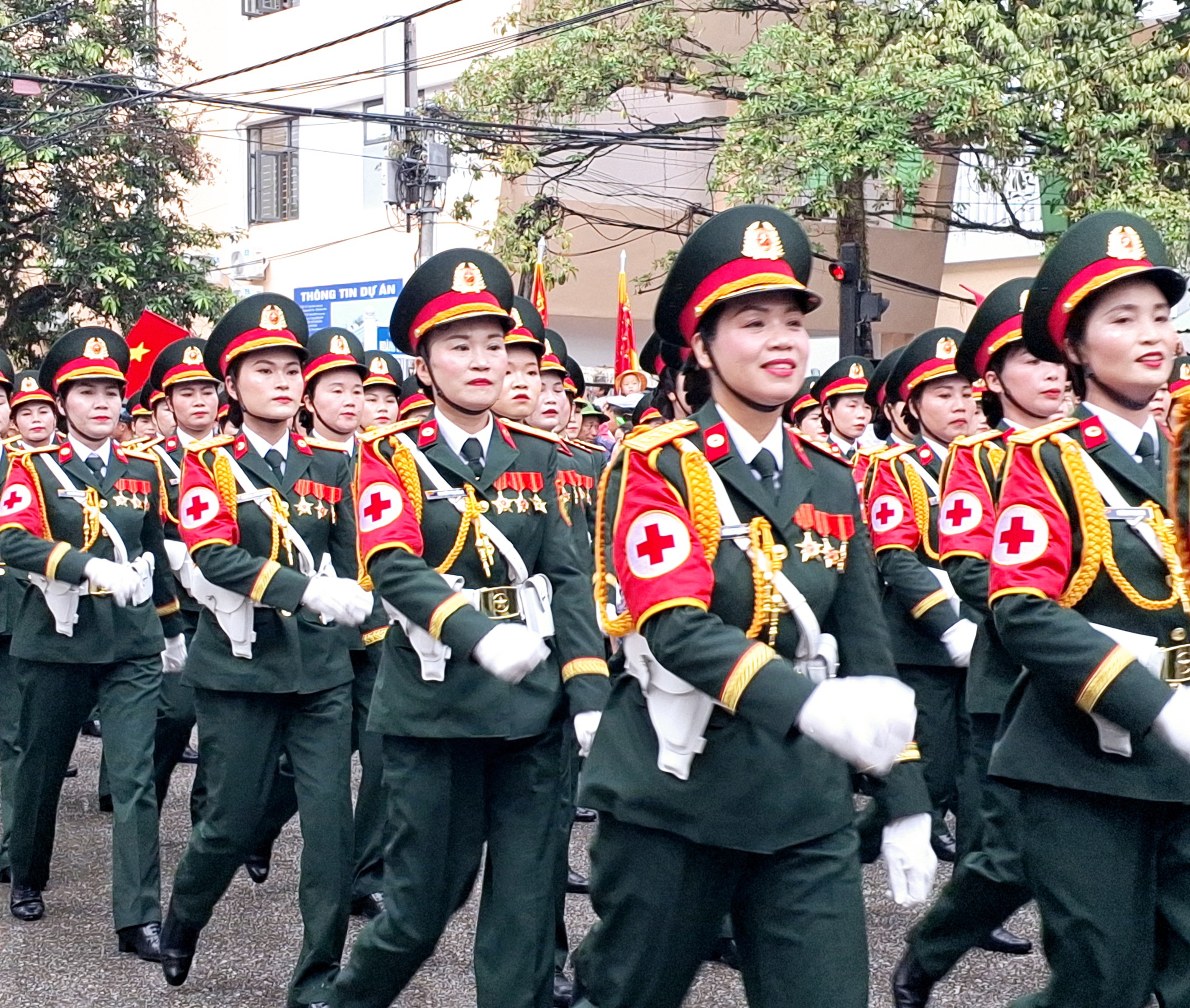 Những "b&oacute;ng hồng" trong Lễ diễu binh, diễu h&agrave;nh kỷ niệm 70 năm Chiến thắng Điện Bi&ecirc;n Phủ- Ảnh 6.