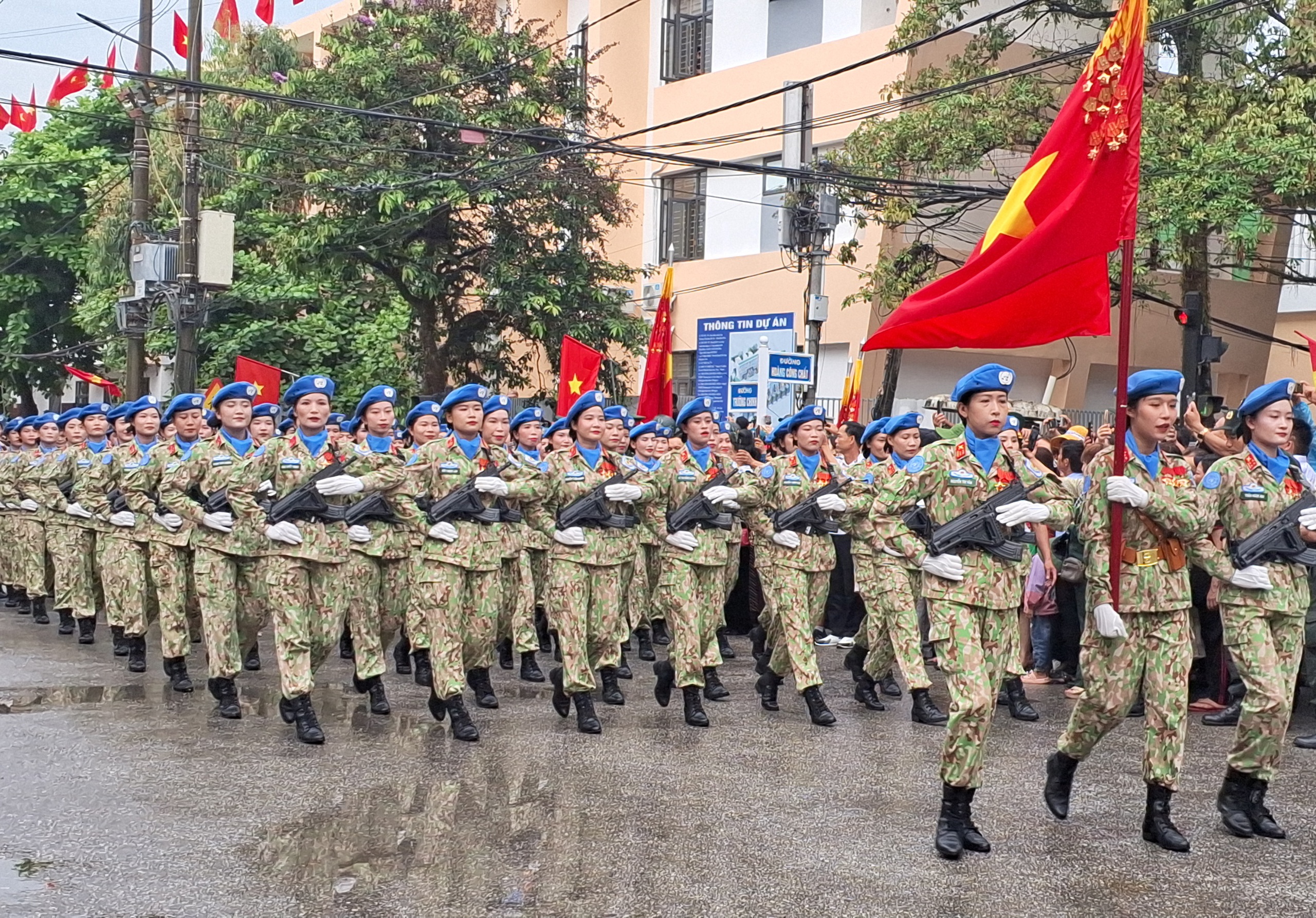 Những "b&oacute;ng hồng" trong Lễ diễu binh, diễu h&agrave;nh kỷ niệm 70 năm Chiến thắng Điện Bi&ecirc;n Phủ- Ảnh 14.