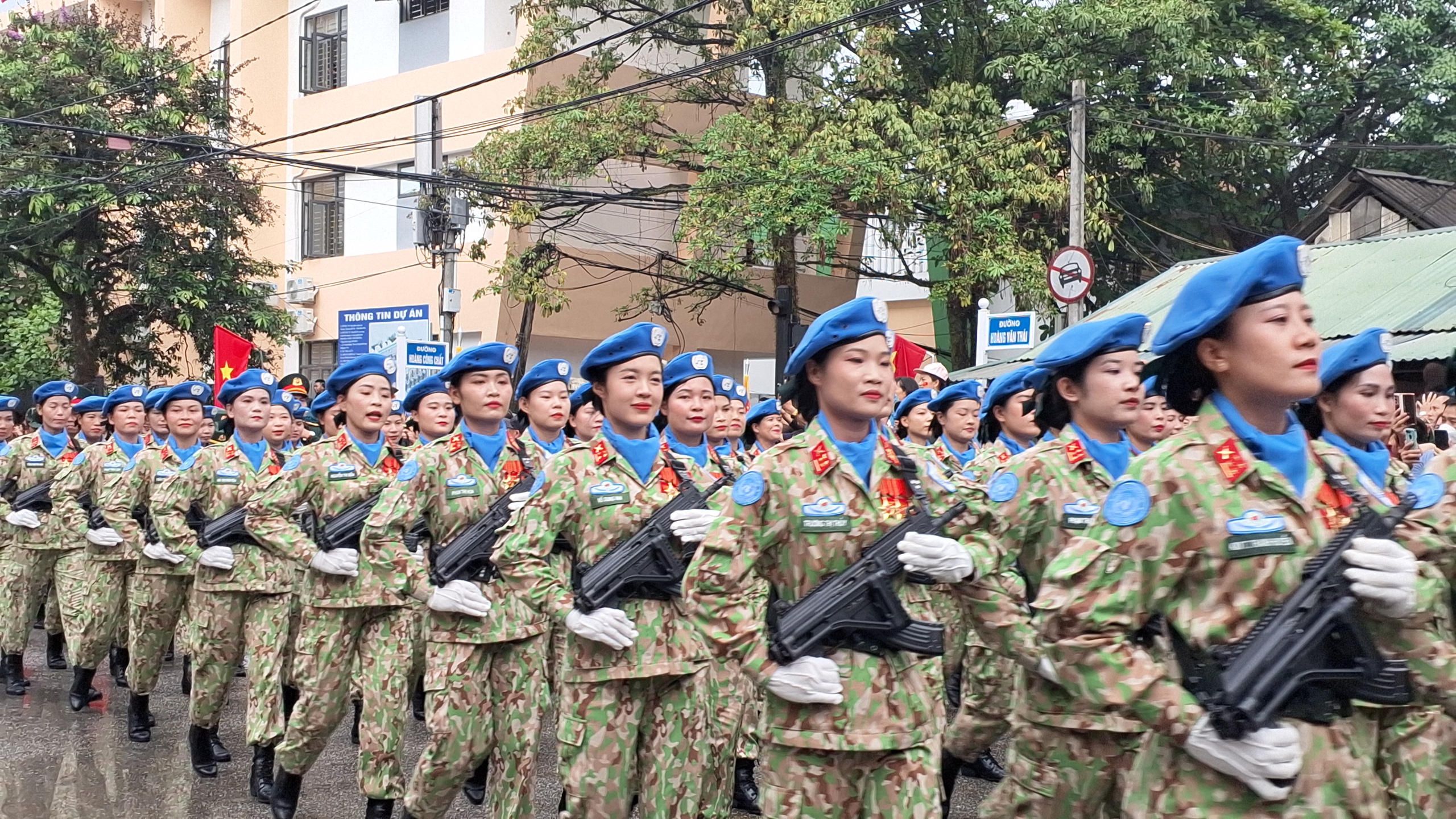 Những "b&oacute;ng hồng" trong Lễ diễu binh, diễu h&agrave;nh kỷ niệm 70 năm Chiến thắng Điện Bi&ecirc;n Phủ- Ảnh 13.