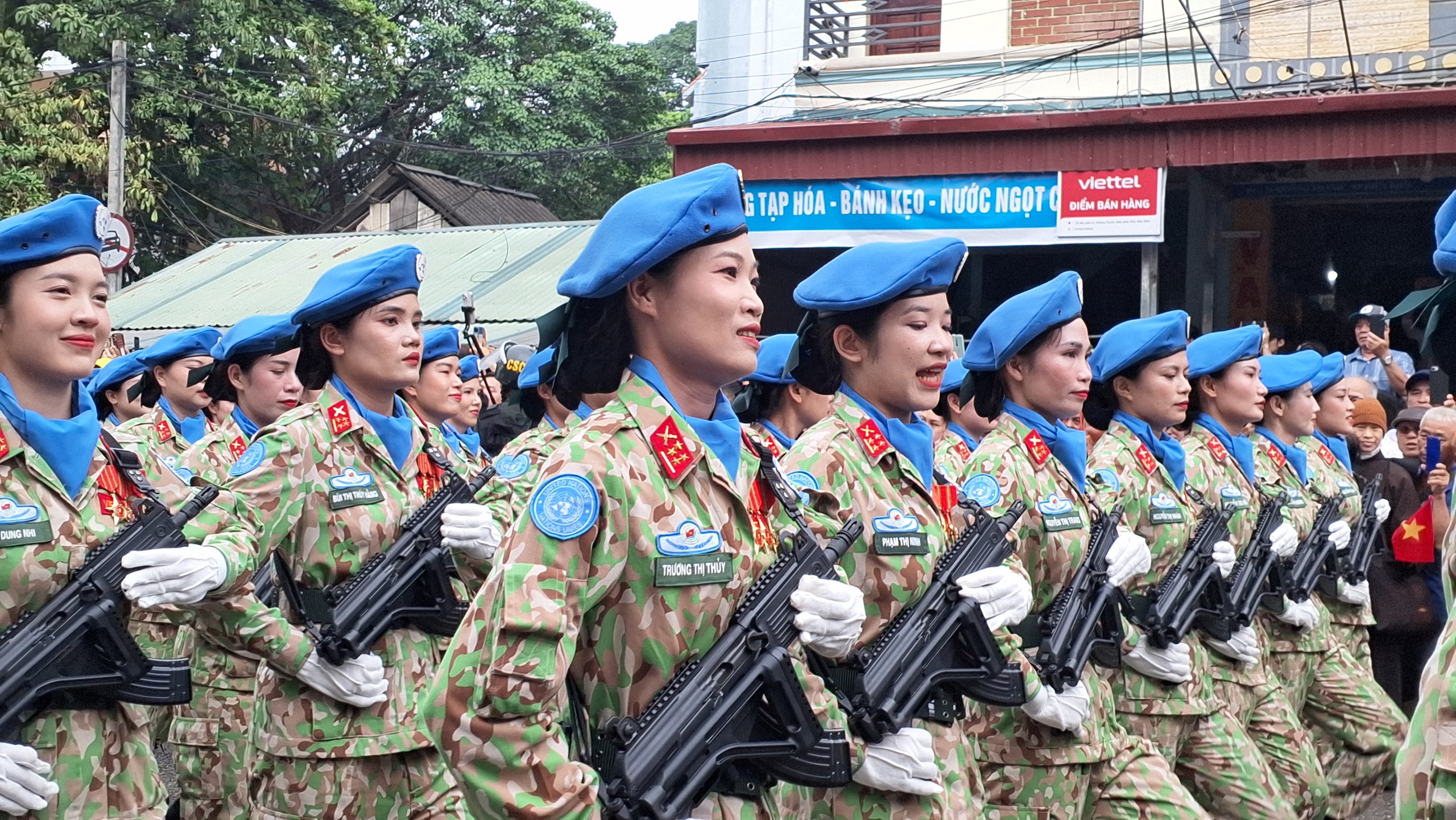 Những "b&oacute;ng hồng" trong Lễ diễu binh, diễu h&agrave;nh kỷ niệm 70 năm Chiến thắng Điện Bi&ecirc;n Phủ- Ảnh 12.