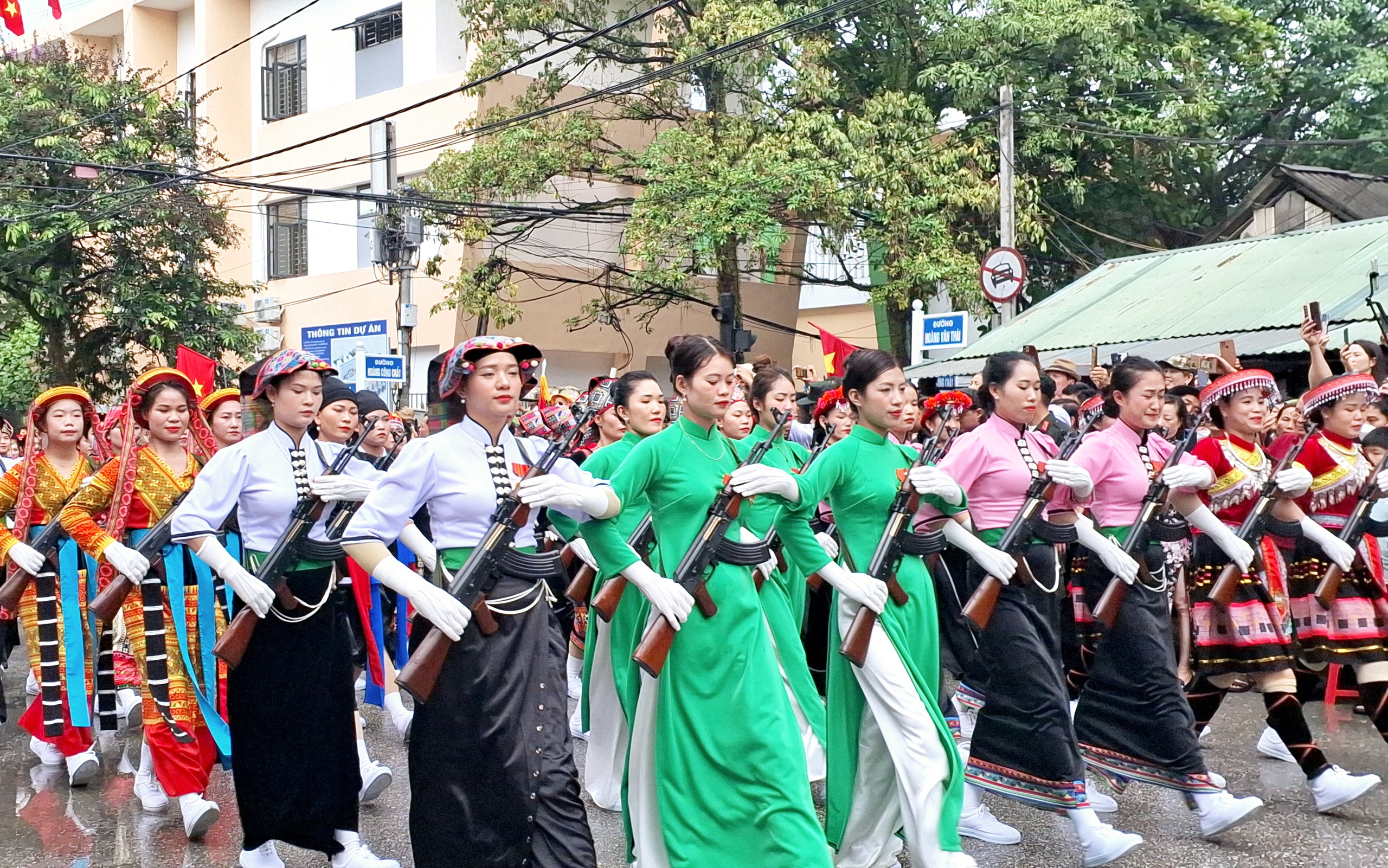 Những "b&oacute;ng hồng" trong Lễ diễu binh, diễu h&agrave;nh kỷ niệm 70 năm Chiến thắng Điện Bi&ecirc;n Phủ- Ảnh 16.