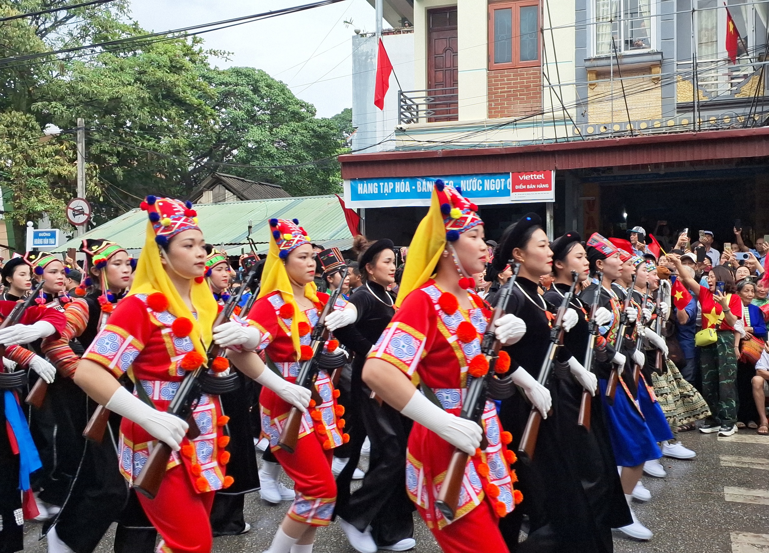 Những "b&oacute;ng hồng" trong Lễ diễu binh, diễu h&agrave;nh kỷ niệm 70 năm Chiến thắng Điện Bi&ecirc;n Phủ- Ảnh 18.