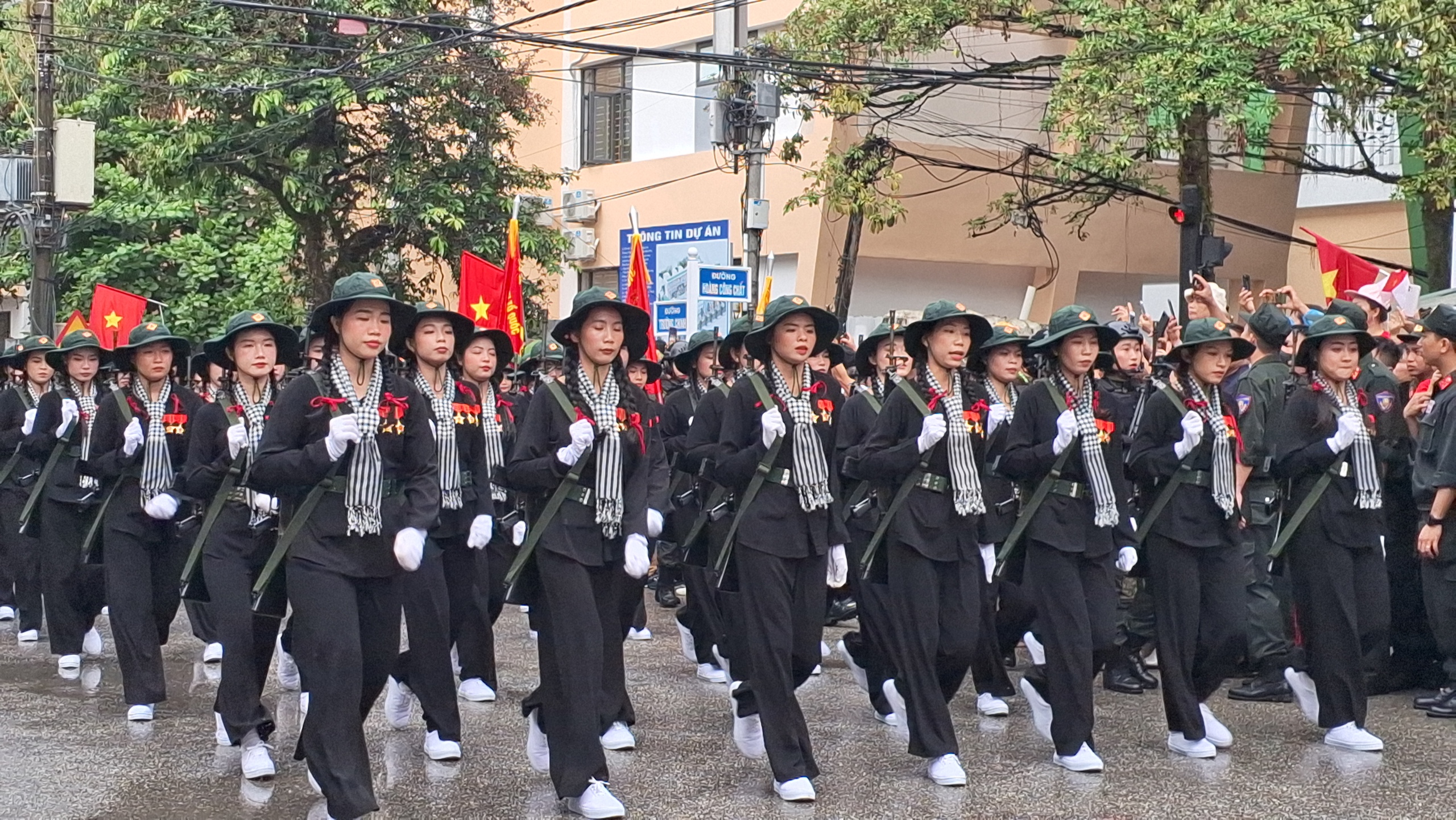 Những "b&oacute;ng hồng" trong Lễ diễu binh, diễu h&agrave;nh kỷ niệm 70 năm Chiến thắng Điện Bi&ecirc;n Phủ- Ảnh 10.