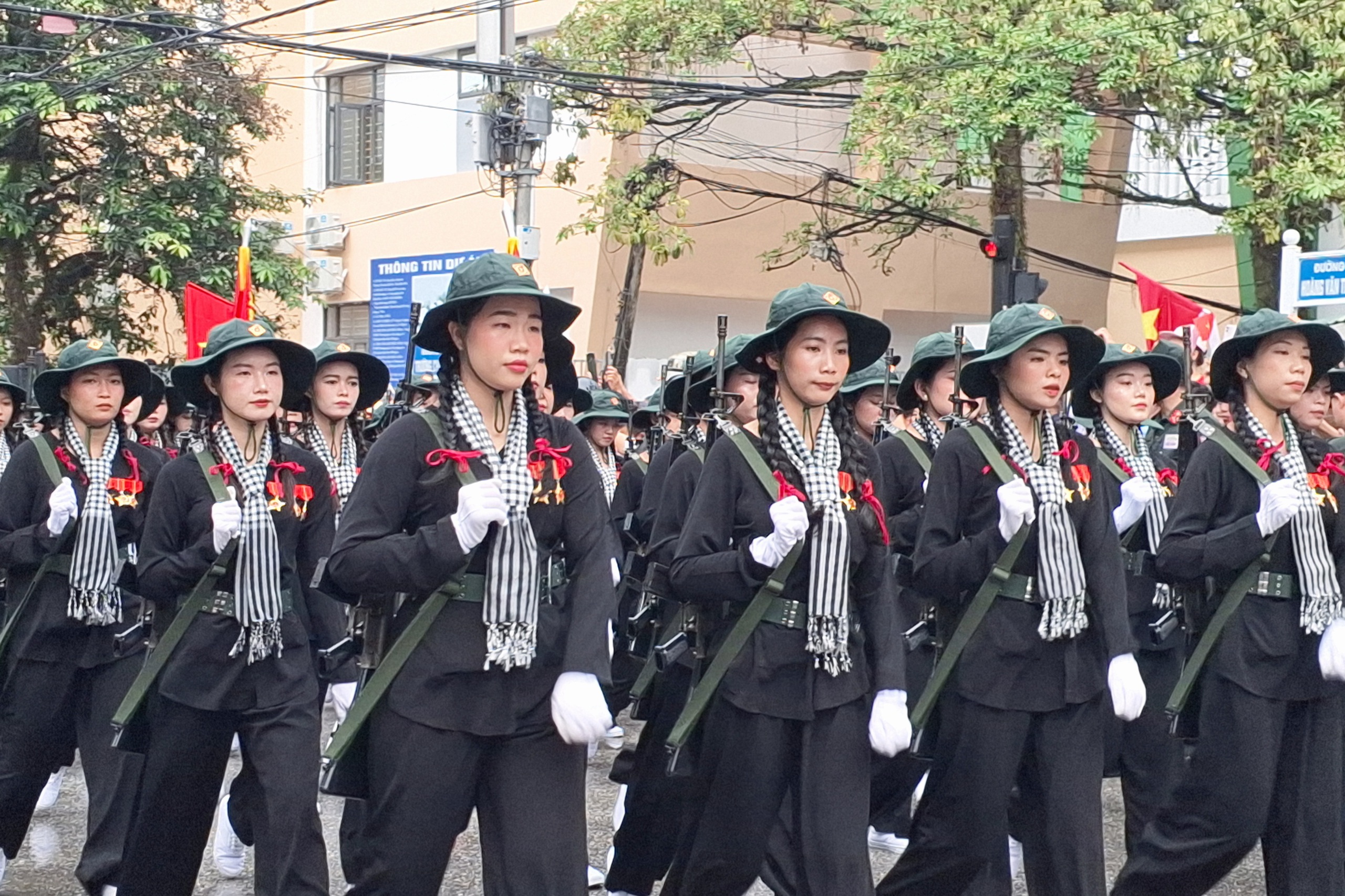 Những "b&oacute;ng hồng" trong Lễ diễu binh, diễu h&agrave;nh kỷ niệm 70 năm Chiến thắng Điện Bi&ecirc;n Phủ- Ảnh 8.