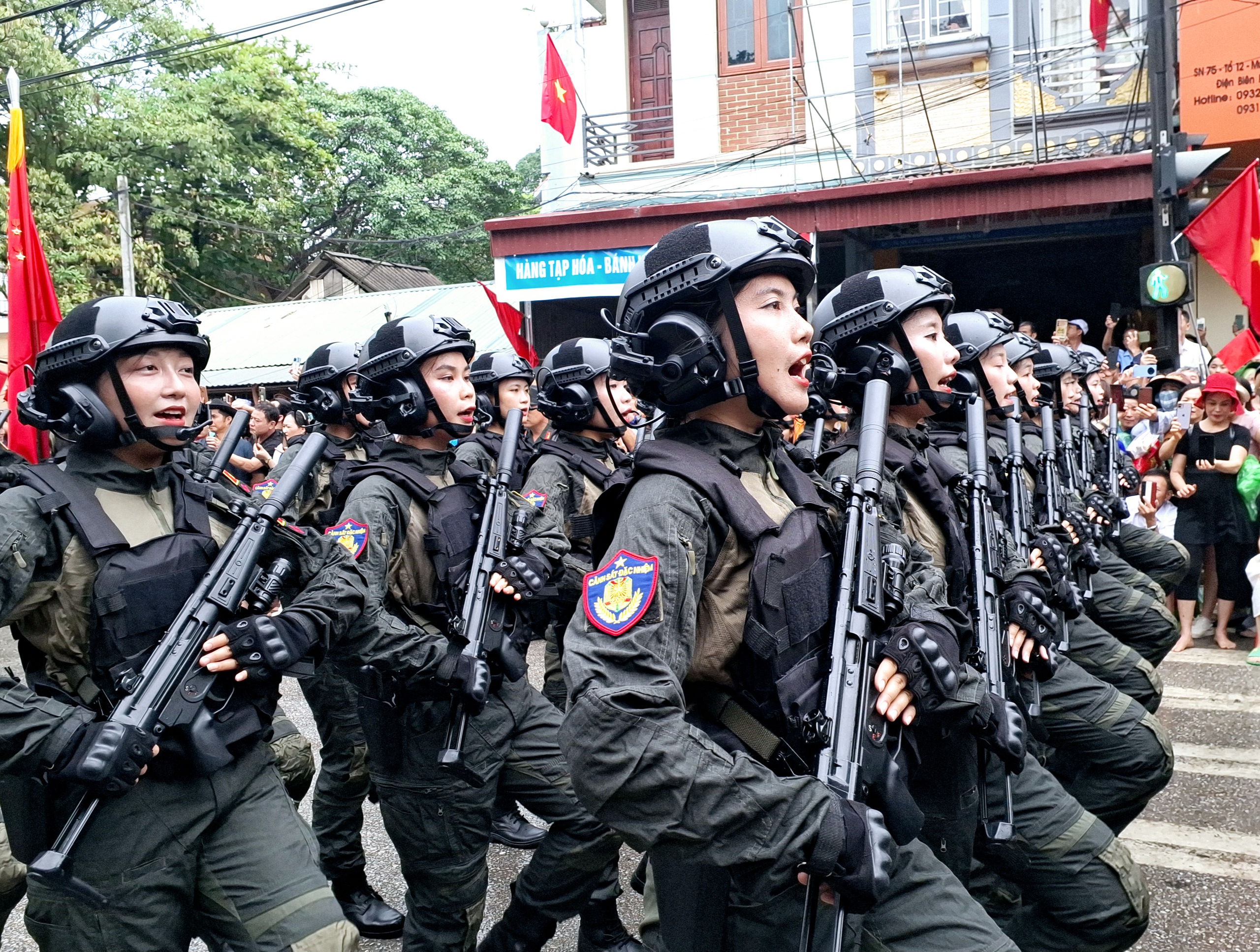 Những "b&oacute;ng hồng" trong Lễ diễu binh, diễu h&agrave;nh kỷ niệm 70 năm Chiến thắng Điện Bi&ecirc;n Phủ- Ảnh 20.