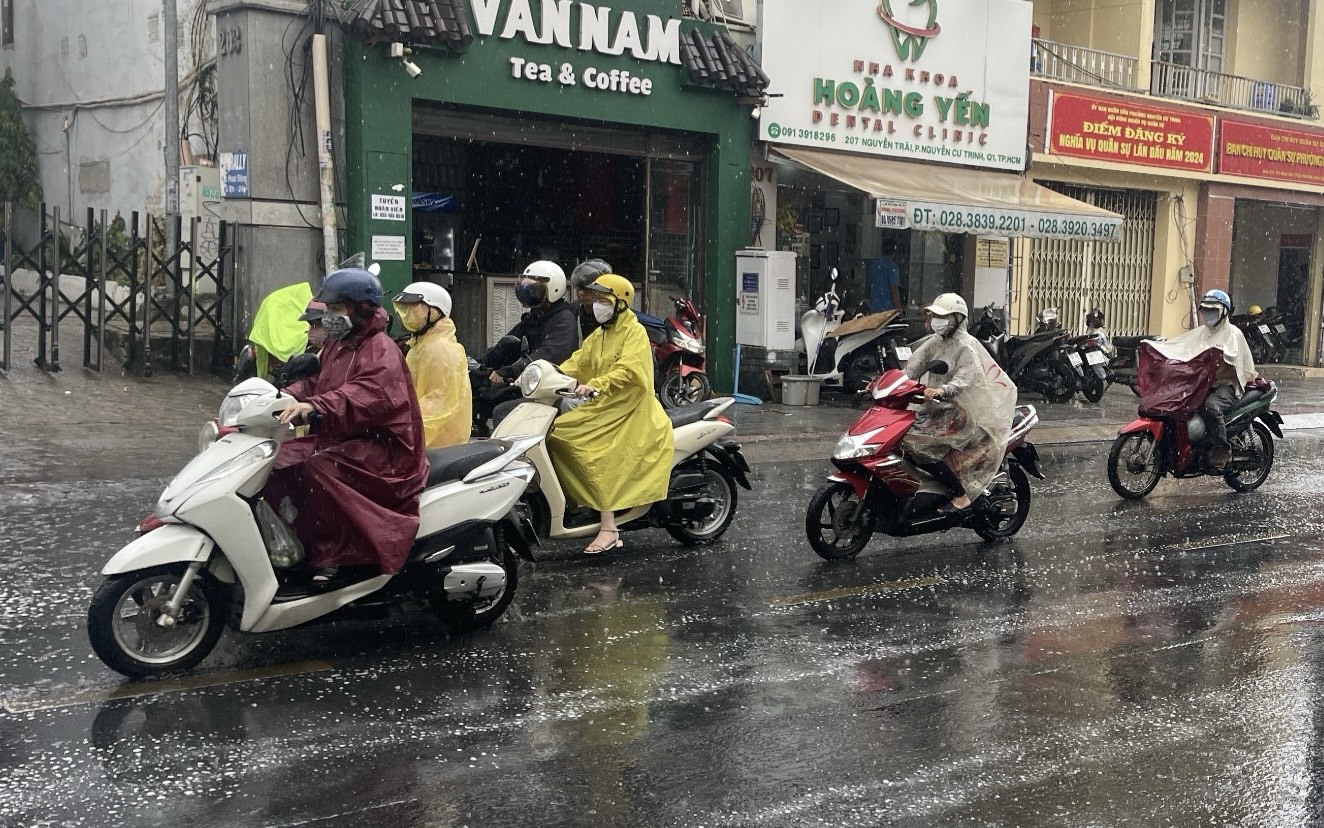 H&igrave;nh ảnh mưa lớn tại TP HCM từ trưa 7-5