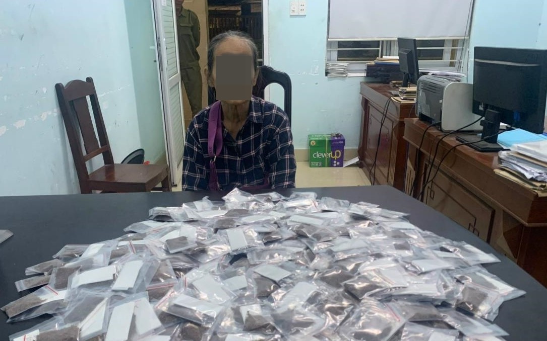 Choáng với số ma túy dạng "cỏ Mỹ" trong người cụ bà 69 tuổi