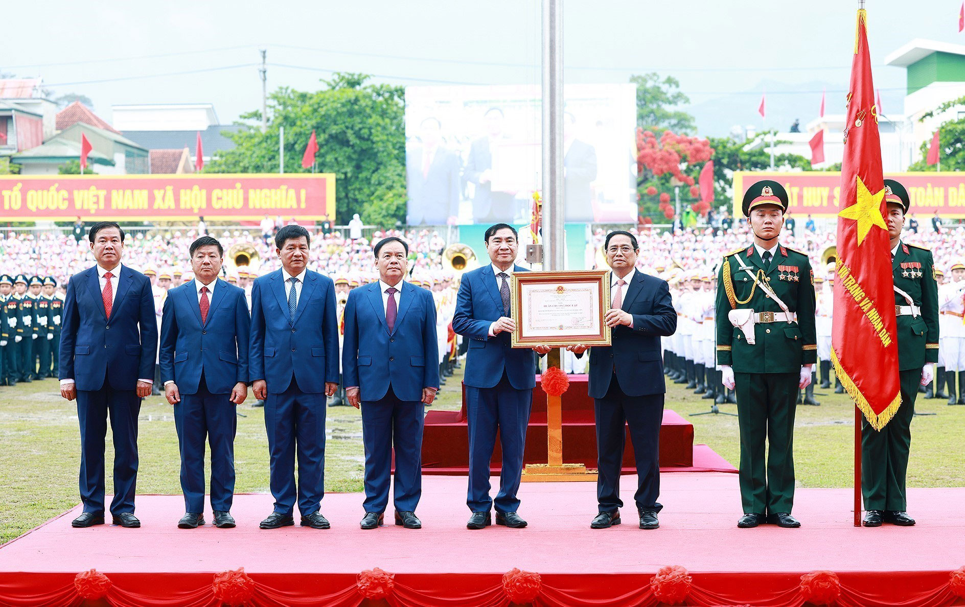 Thủ tướng Phạm Minh Chính trao Huân chương Độc lập hạng nhất cho Đảng bộ, chính quyền và nhân dân các dân tộc tỉnh Điện Biên Ảnh: TTXVN