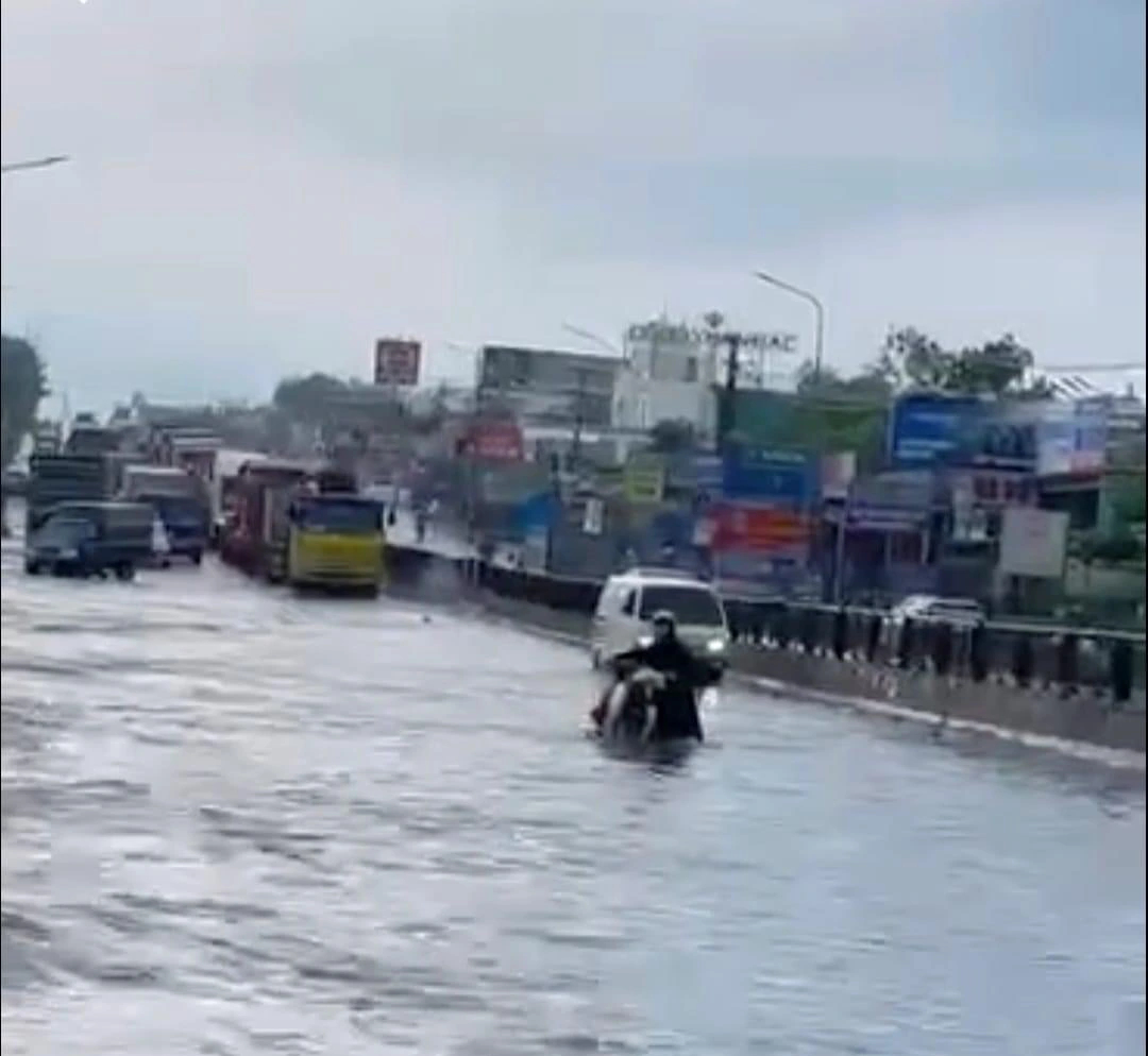 Mưa trắng trời, người và xe té ngã trong nước ngập- Ảnh 7.