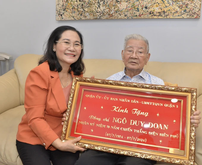 L&atilde;nh đạo TP HCM thăm, tặng qu&agrave; chiến sĩ Điện Bi&ecirc;n Phủ- Ảnh 1.