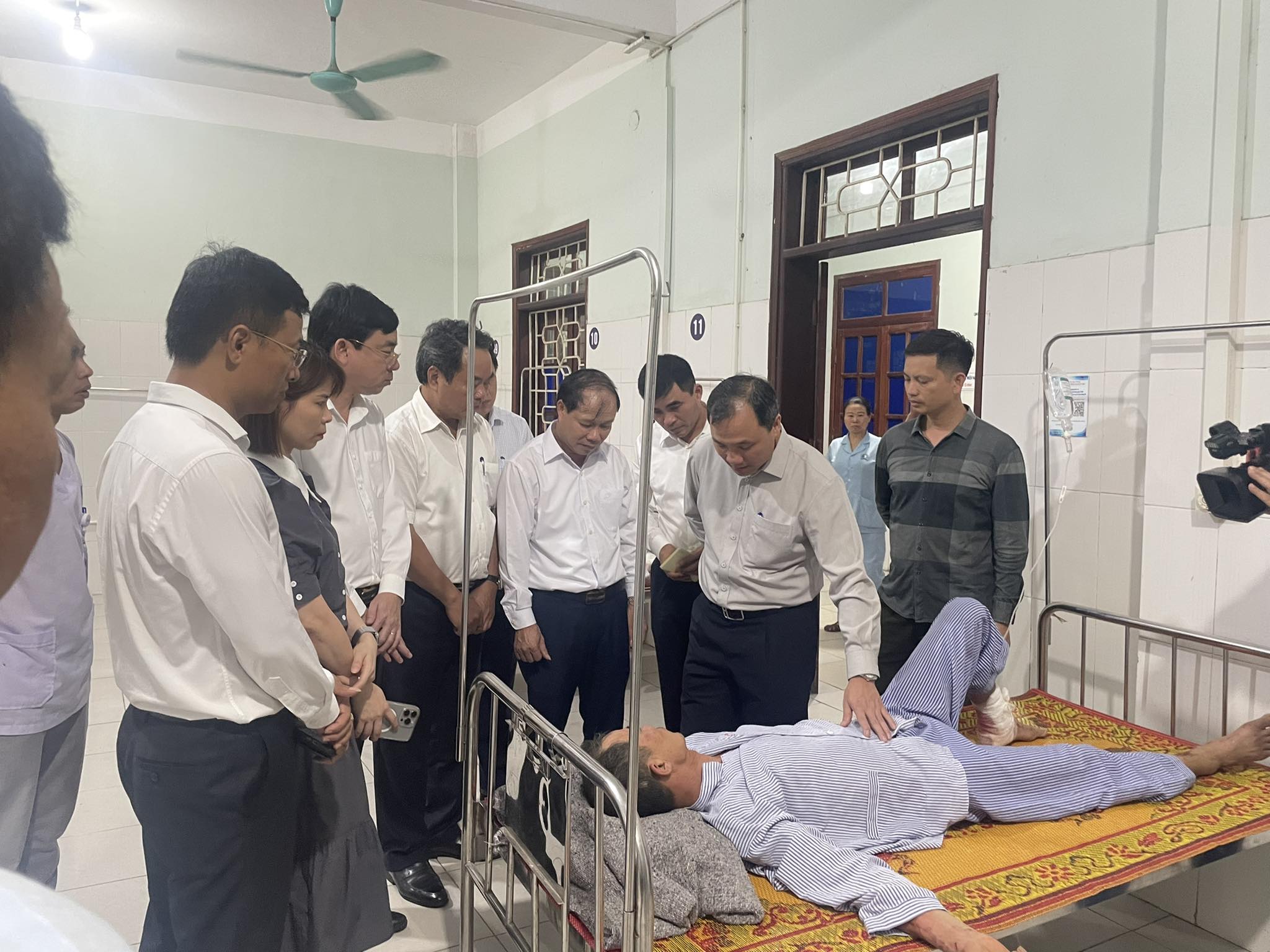 L&atilde;nh đạo tỉnh H&agrave; Tĩnh chia buồn s&acirc;u sắc đến gia đ&igrave;nh người gặp nạn - Ảnh 1.