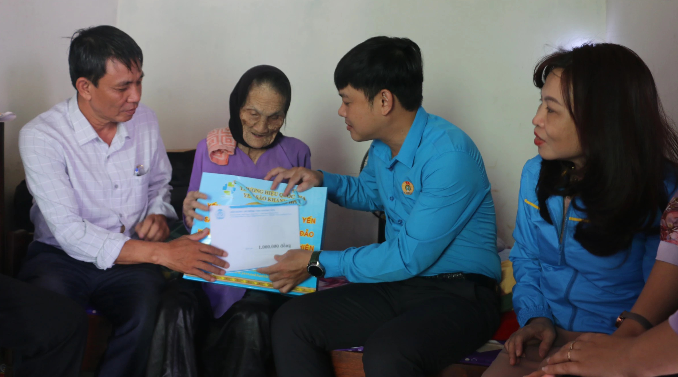 LĐLĐ Kh&aacute;nh Ho&agrave; thăm động vi&ecirc;n c&aacute;c Mẹ Việt Nam anh h&ugrave;ng- Ảnh 1.