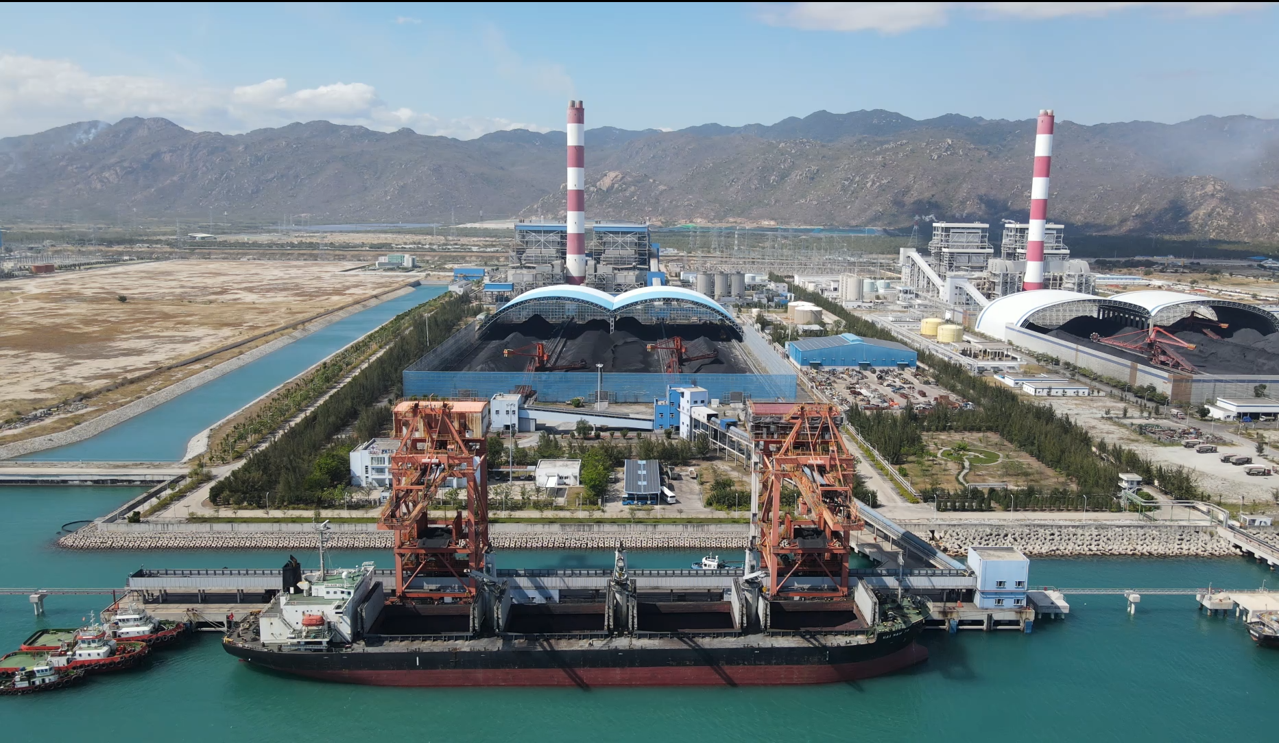 A large industrial area with a large factory Description automatically generated with medium confidence