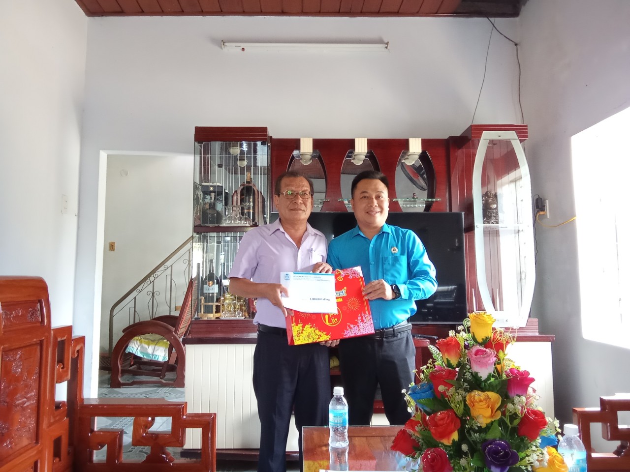 LĐLĐ Kh&aacute;nh Ho&agrave; thăm động vi&ecirc;n c&aacute;c Mẹ Việt Nam anh h&ugrave;ng- Ảnh 3.