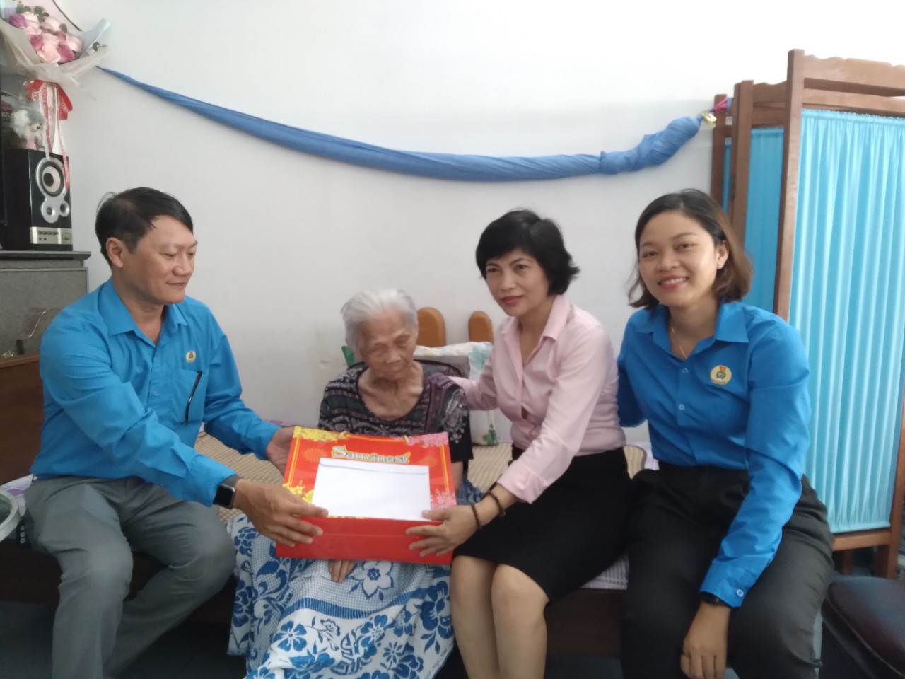 LĐLĐ Kh&aacute;nh Ho&agrave; thăm động vi&ecirc;n c&aacute;c Mẹ Việt Nam anh h&ugrave;ng- Ảnh 4.