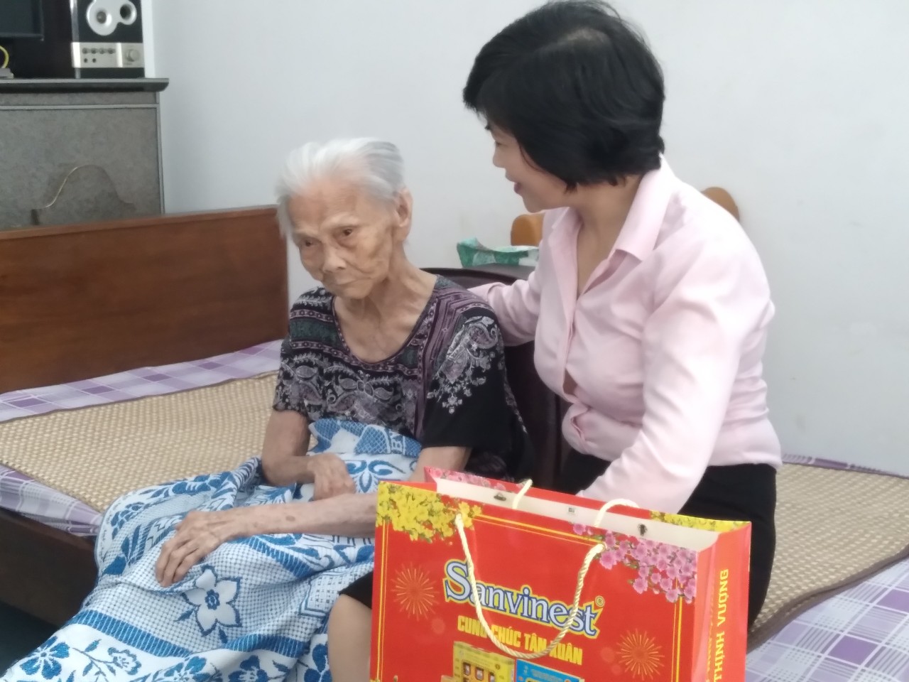 LĐLĐ Kh&aacute;nh Ho&agrave; thăm động vi&ecirc;n c&aacute;c Mẹ Việt Nam anh h&ugrave;ng- Ảnh 2.