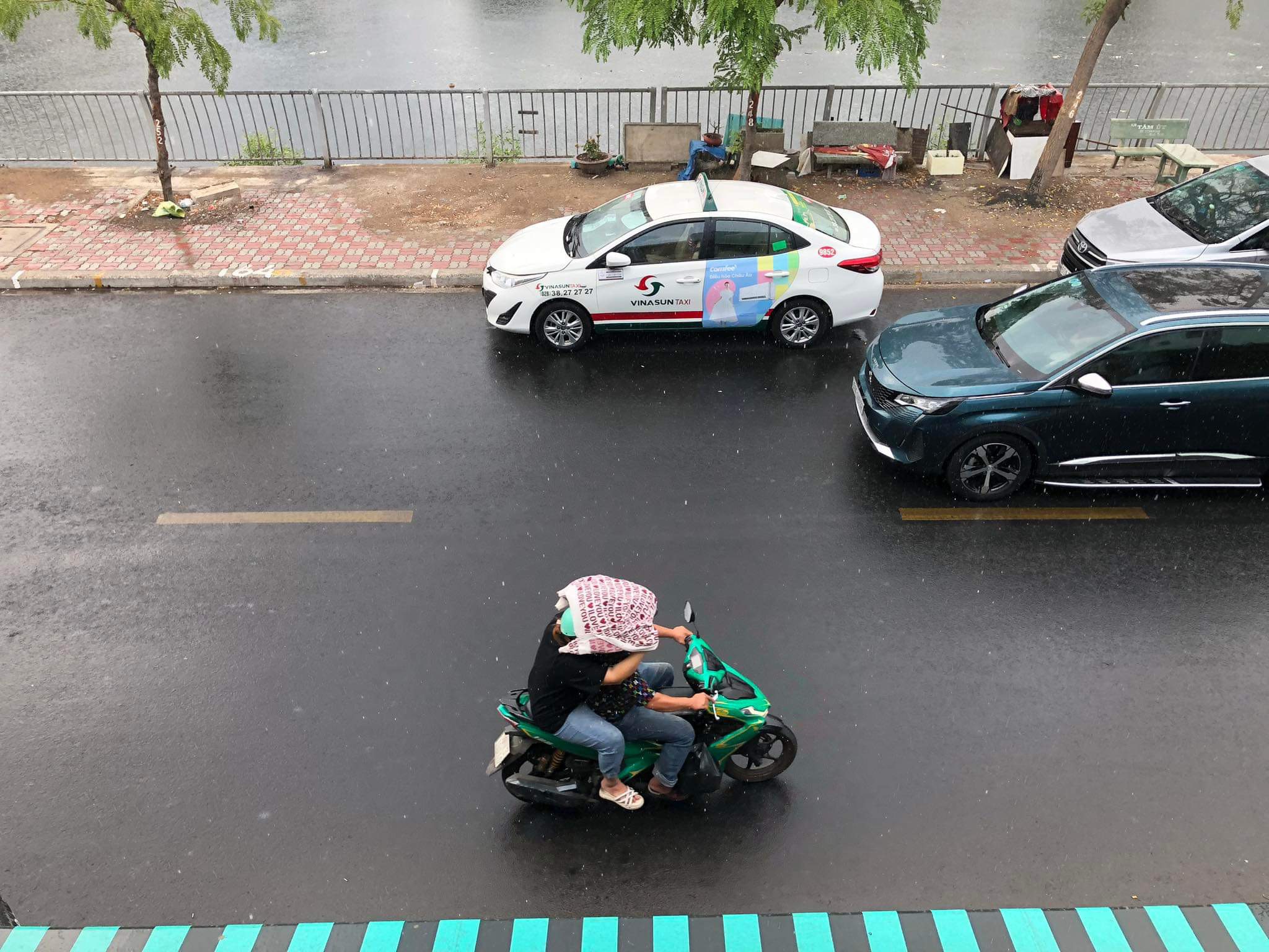 Hình ảnh mưa lớn tại TP HCM từ trưa 7-5- Ảnh 6.